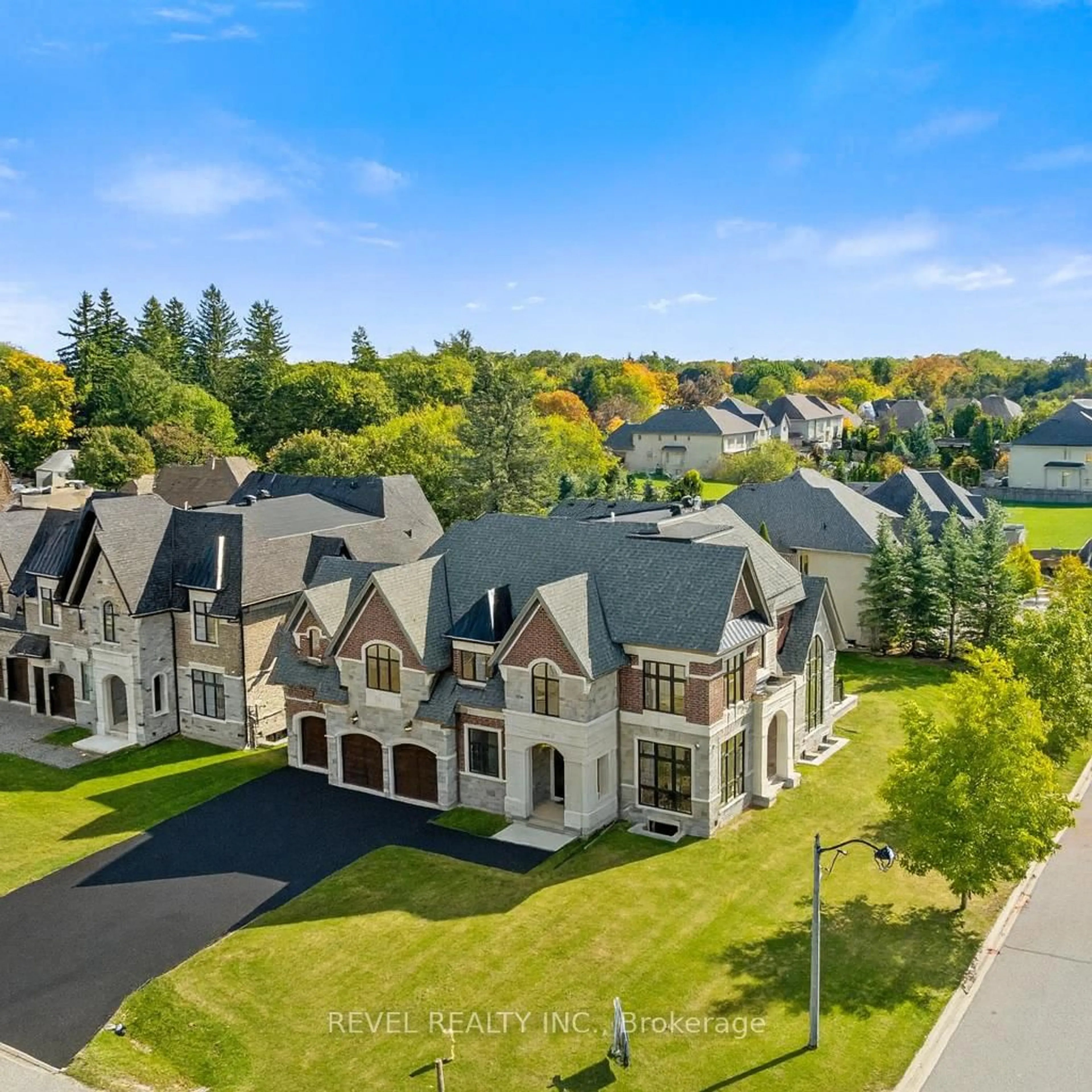 A pic from outside/outdoor area/front of a property/back of a property/a pic from drone, street for 53 North St, Whitby Ontario L1M 1C2