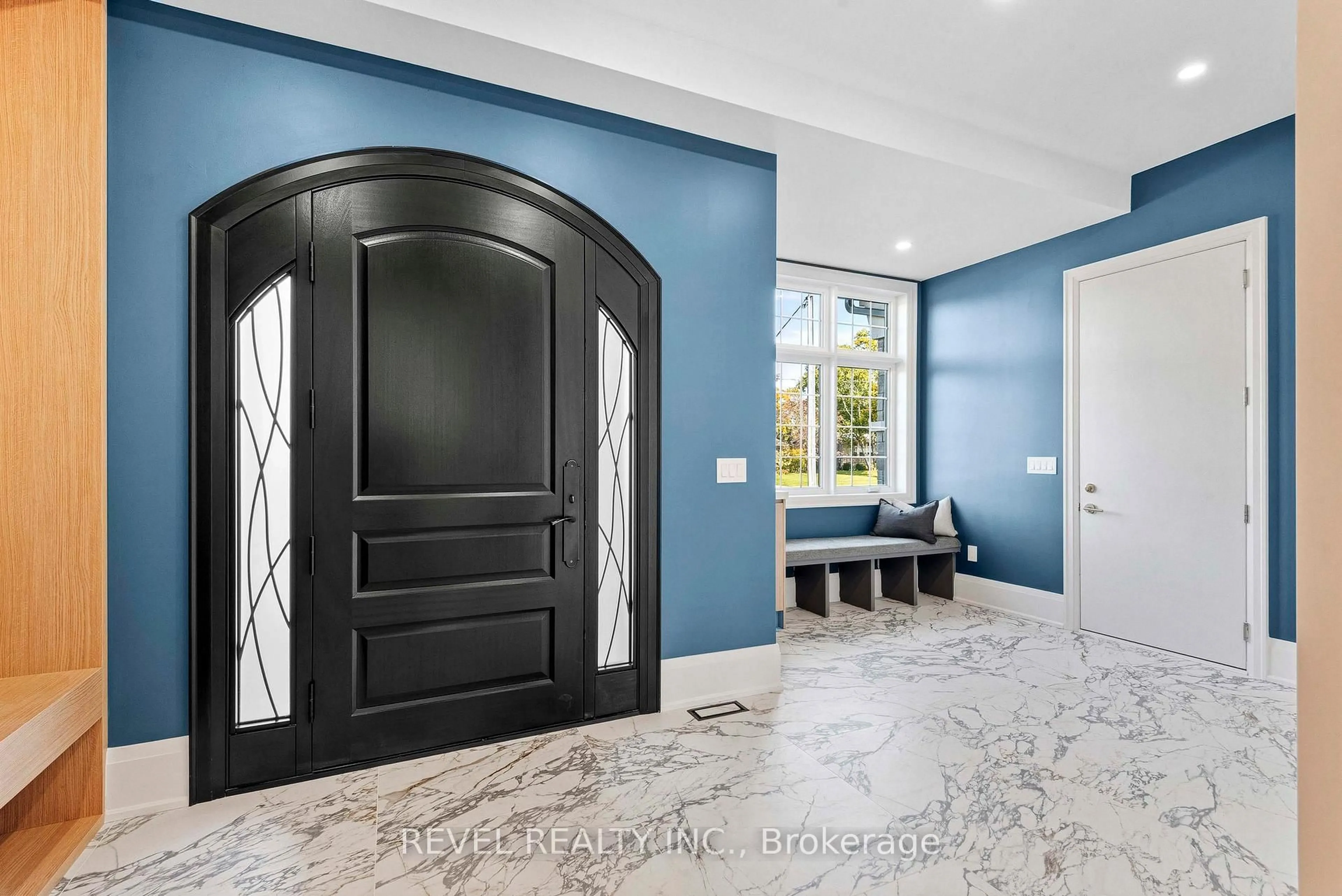 Indoor entryway for 53 North St, Whitby Ontario L1M 1C2
