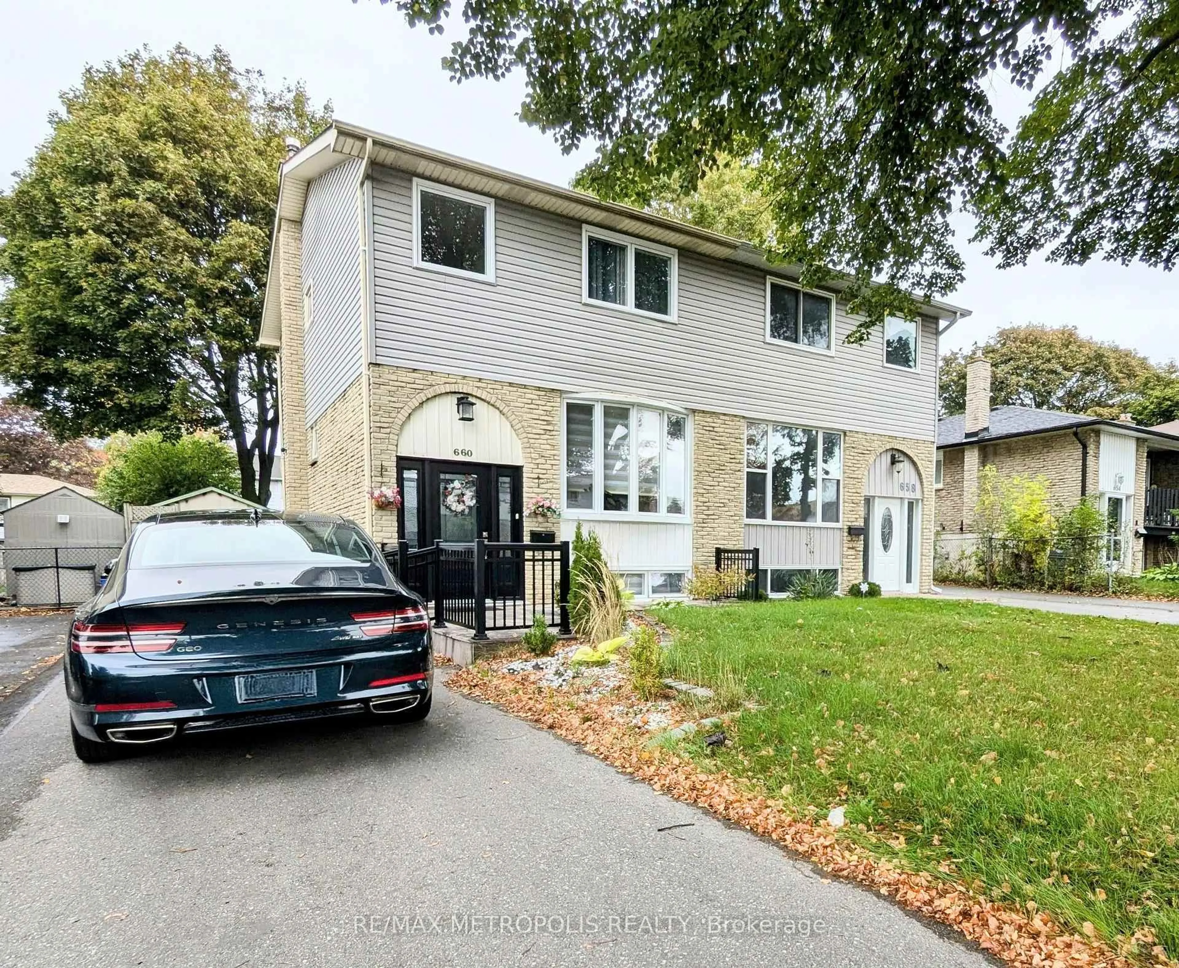 Home with vinyl exterior material, street for 660 Berwick Cres, Oshawa Ontario L1J 3E7