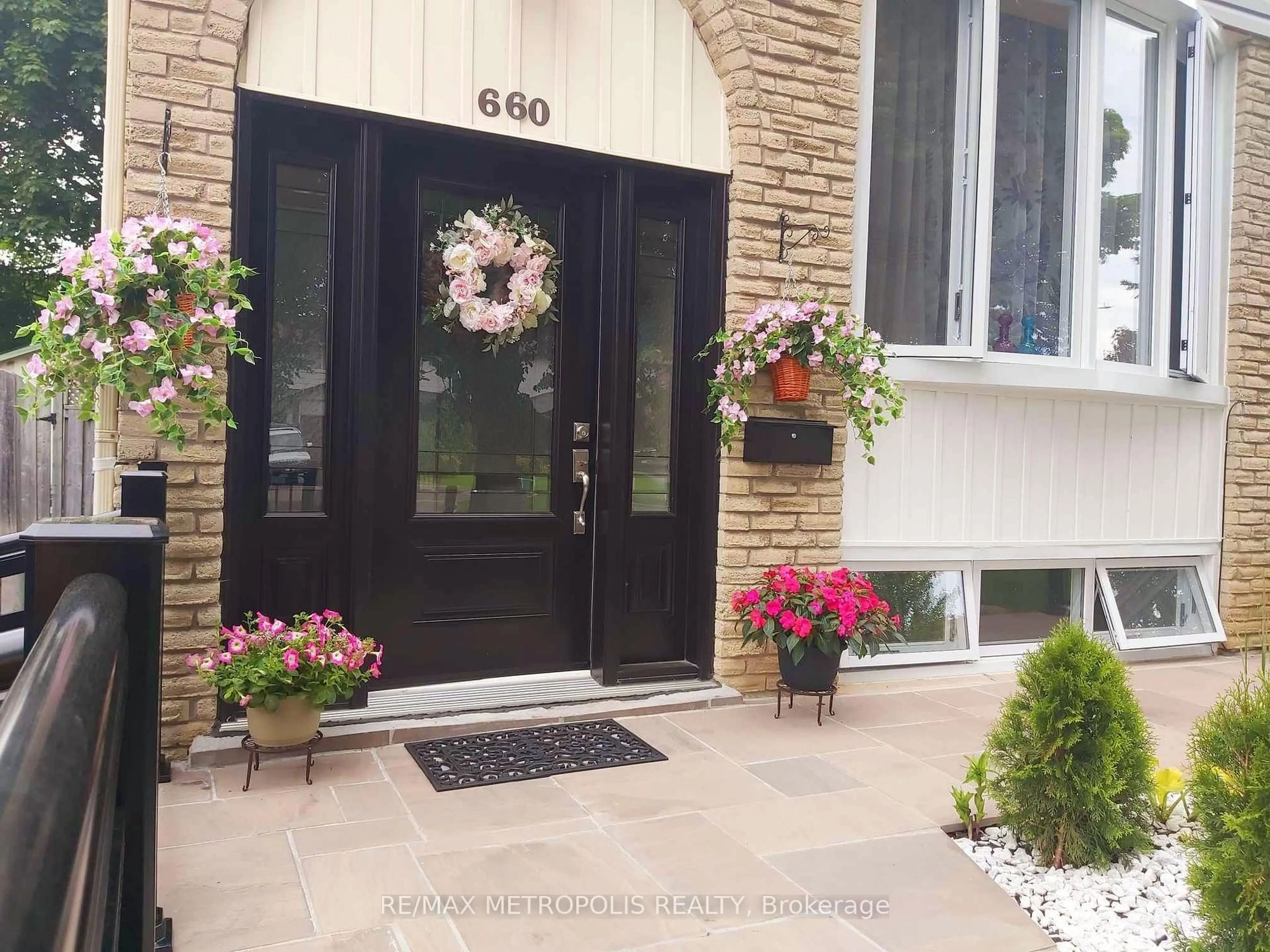 Indoor entryway for 660 Berwick Cres, Oshawa Ontario L1J 3E7