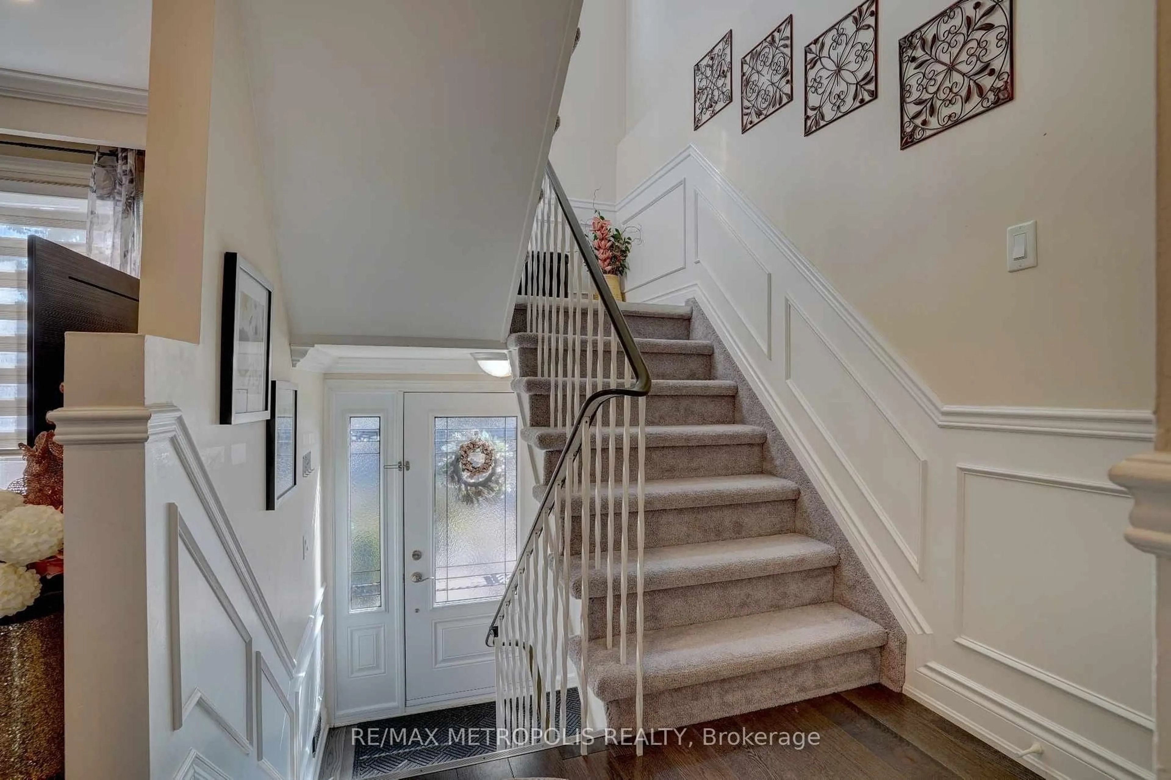 Indoor entryway for 660 Berwick Cres, Oshawa Ontario L1J 3E7