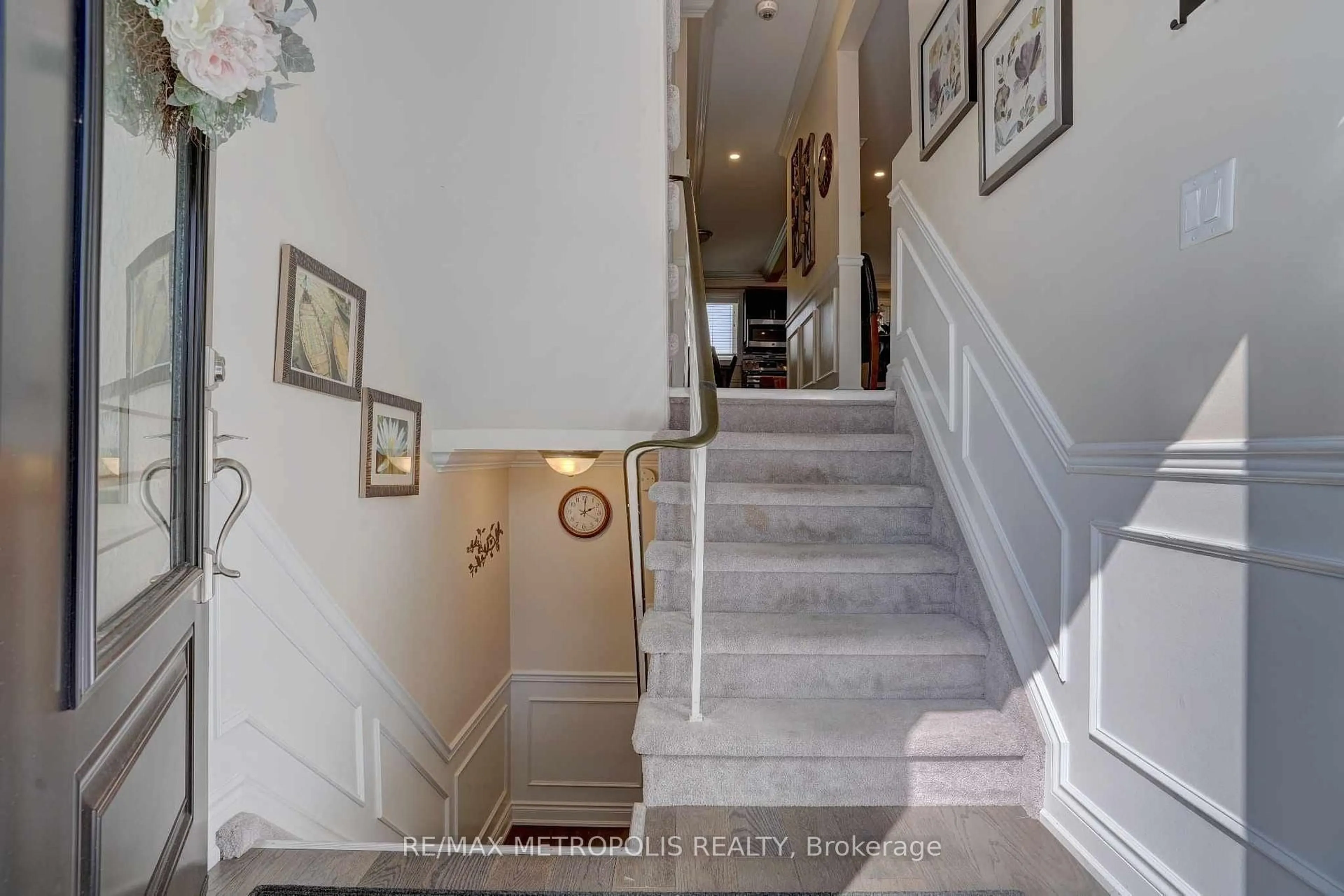 Indoor foyer for 660 Berwick Cres, Oshawa Ontario L1J 3E7