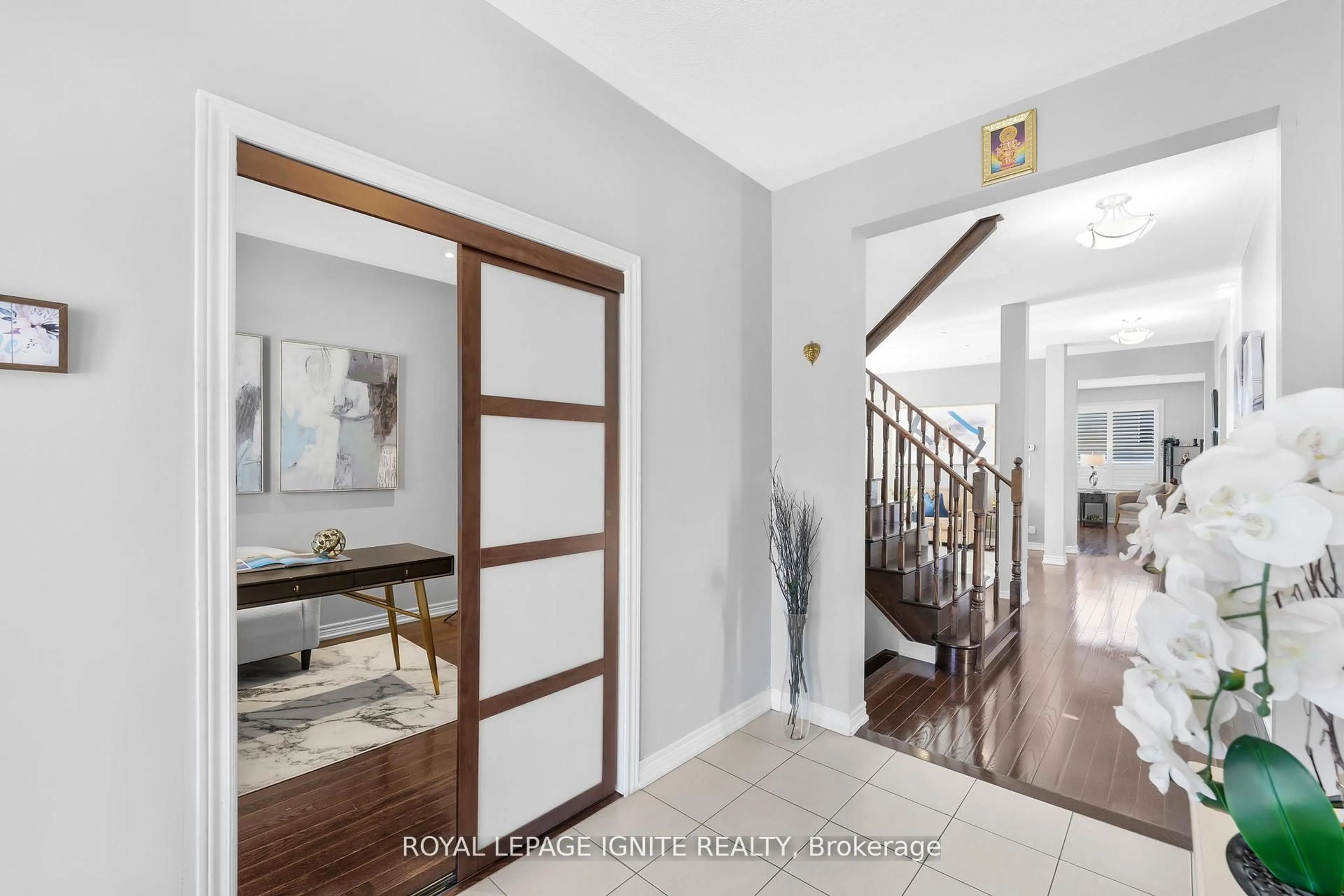 Indoor entryway for 210 Blackwell Cres, Oshawa Ontario L1L 0C9