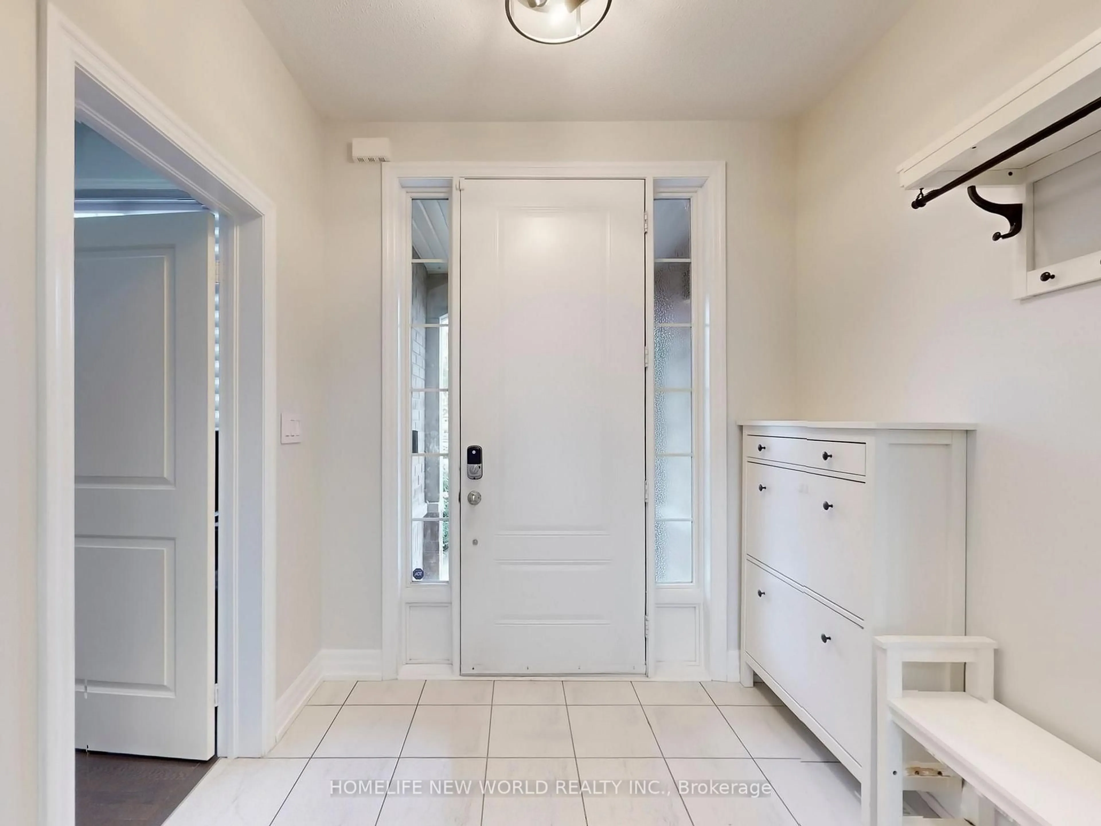 Indoor entryway for 40 St Ives Cres, Whitby Ontario L1P 0C5