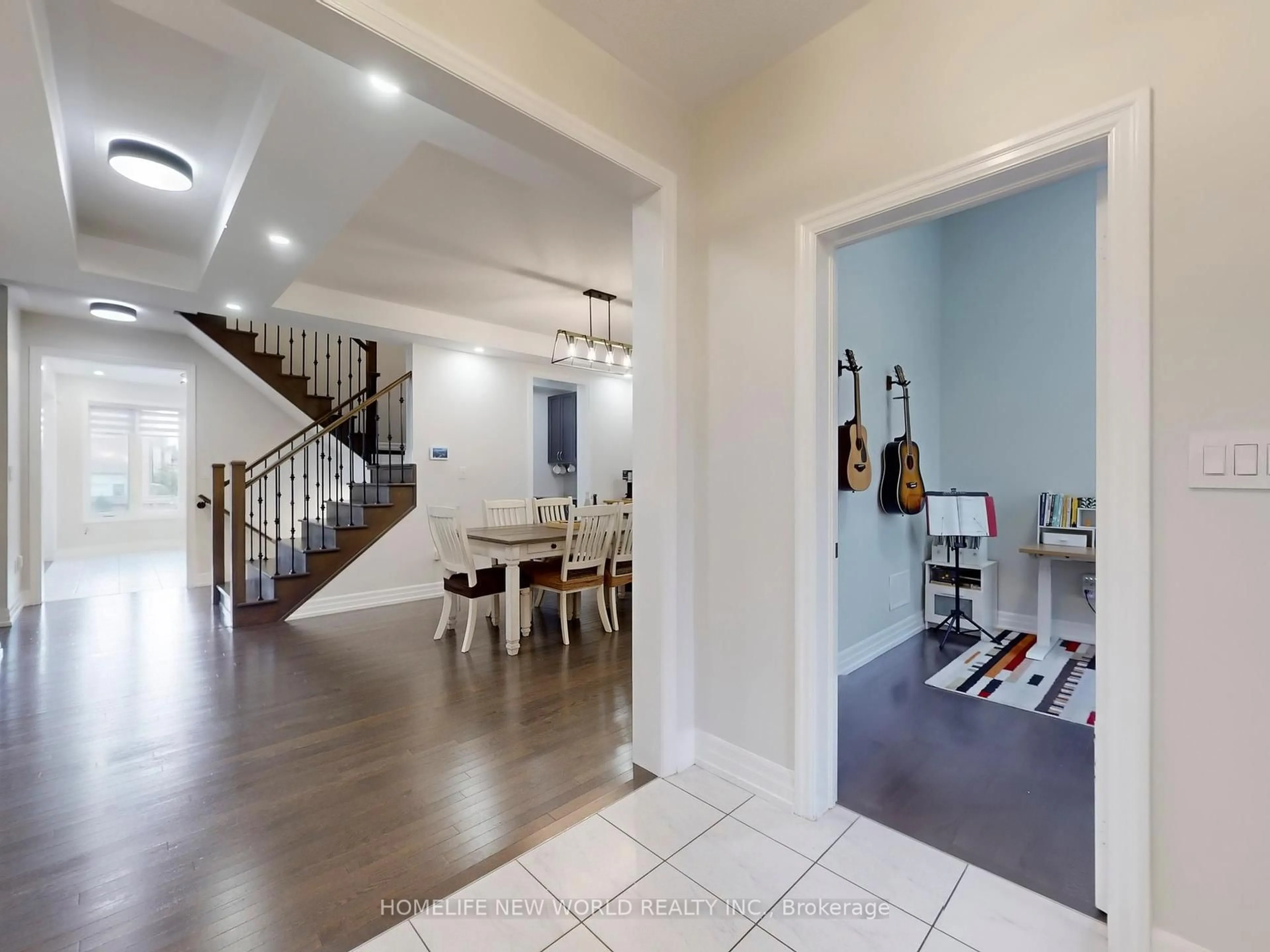 Indoor foyer for 40 St Ives Cres, Whitby Ontario L1P 0C5