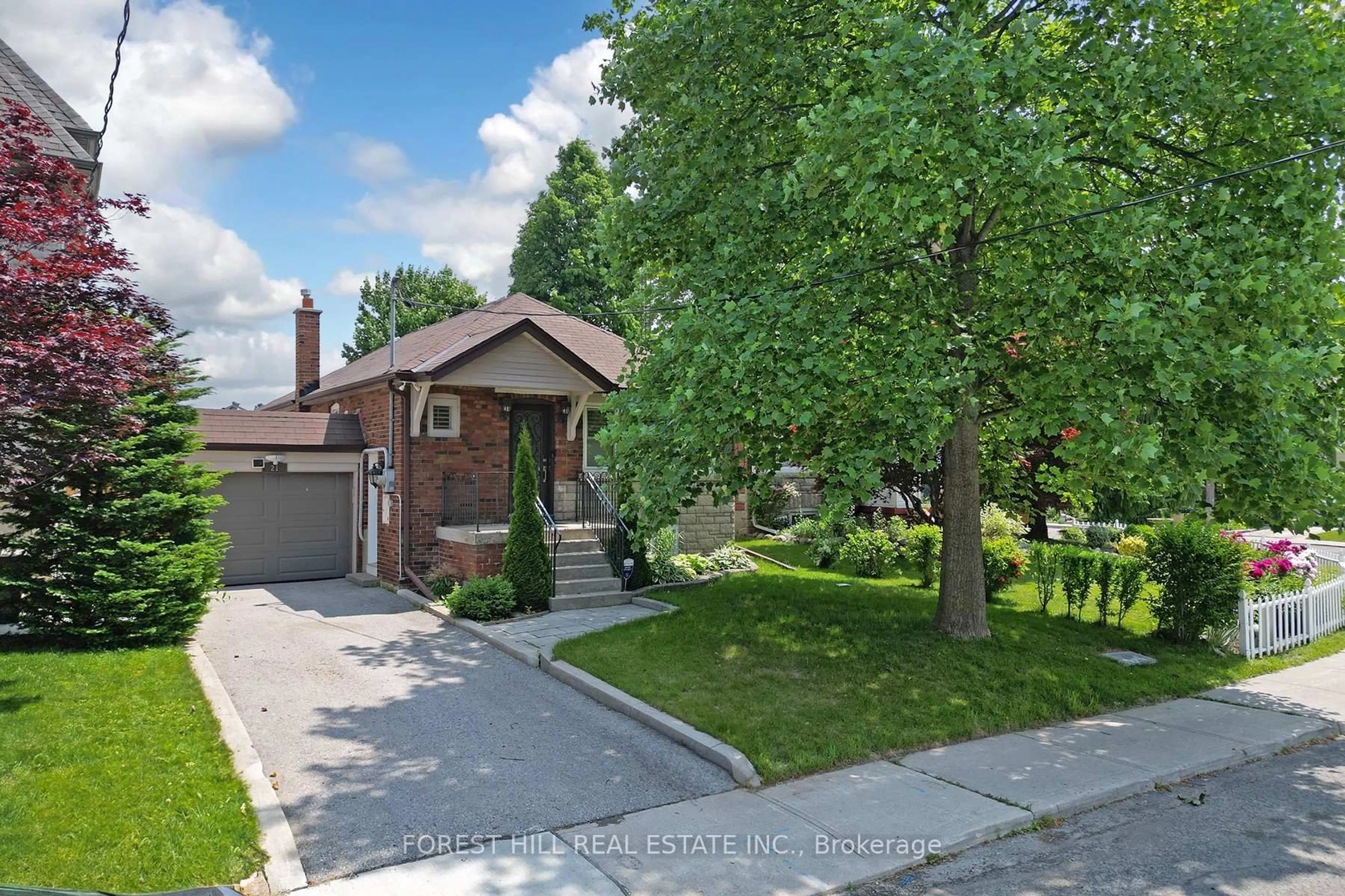 A pic from outside/outdoor area/front of a property/back of a property/a pic from drone, street for 21 Presteign Ave, Toronto Ontario M4B 3A9
