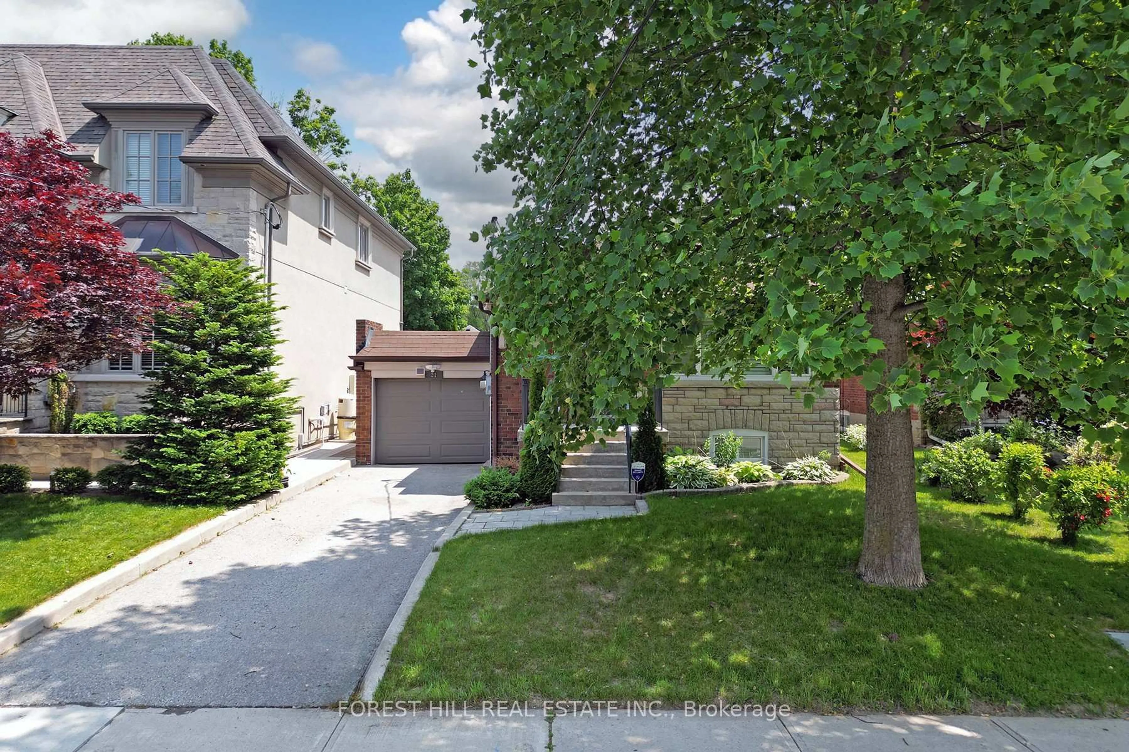 A pic from outside/outdoor area/front of a property/back of a property/a pic from drone, street for 21 Presteign Ave, Toronto Ontario M4B 3A9