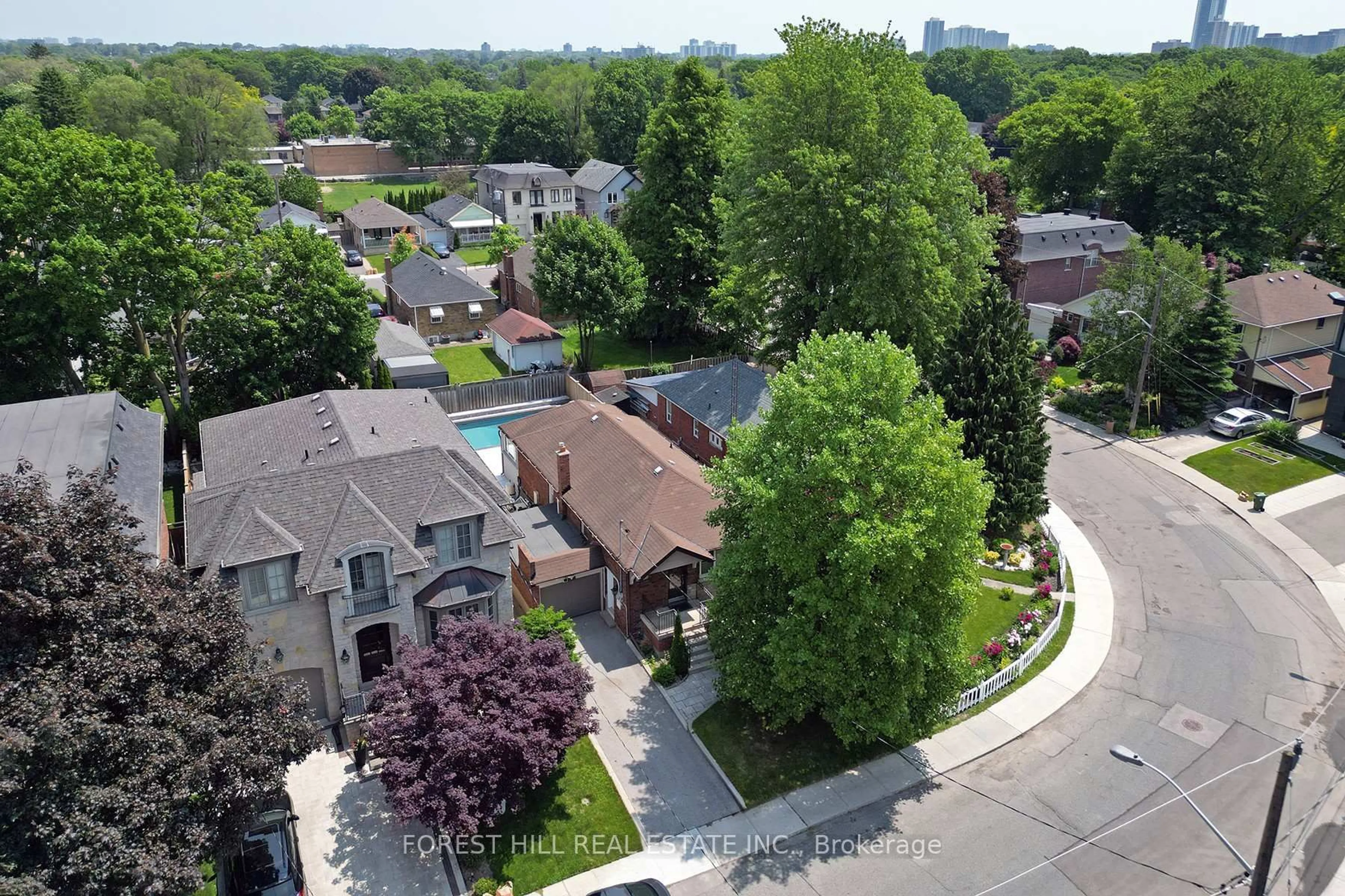 A pic from outside/outdoor area/front of a property/back of a property/a pic from drone, street for 21 Presteign Ave, Toronto Ontario M4B 3A9