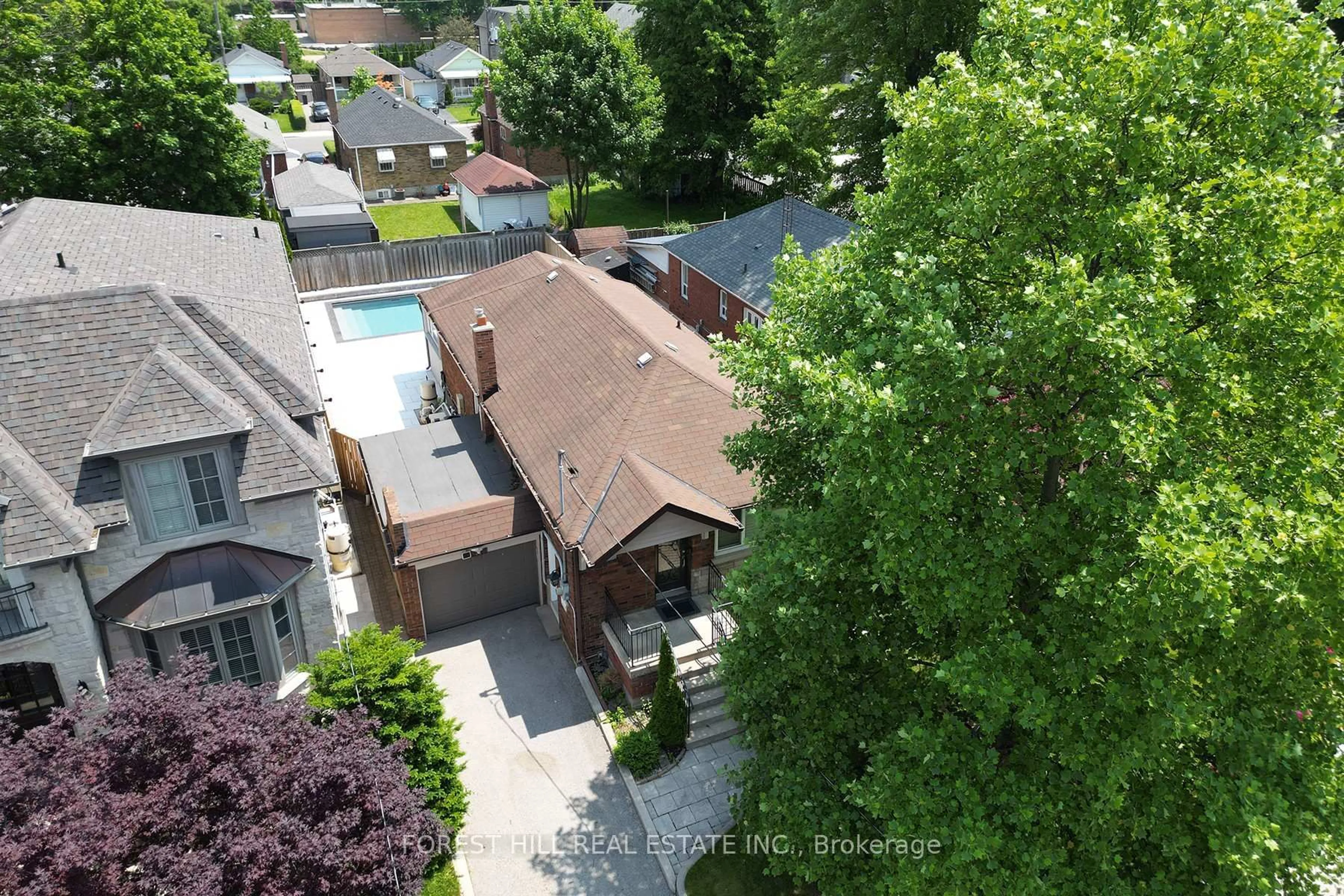 A pic from outside/outdoor area/front of a property/back of a property/a pic from drone, city buildings view from balcony for 21 Presteign Ave, Toronto Ontario M4B 3A9