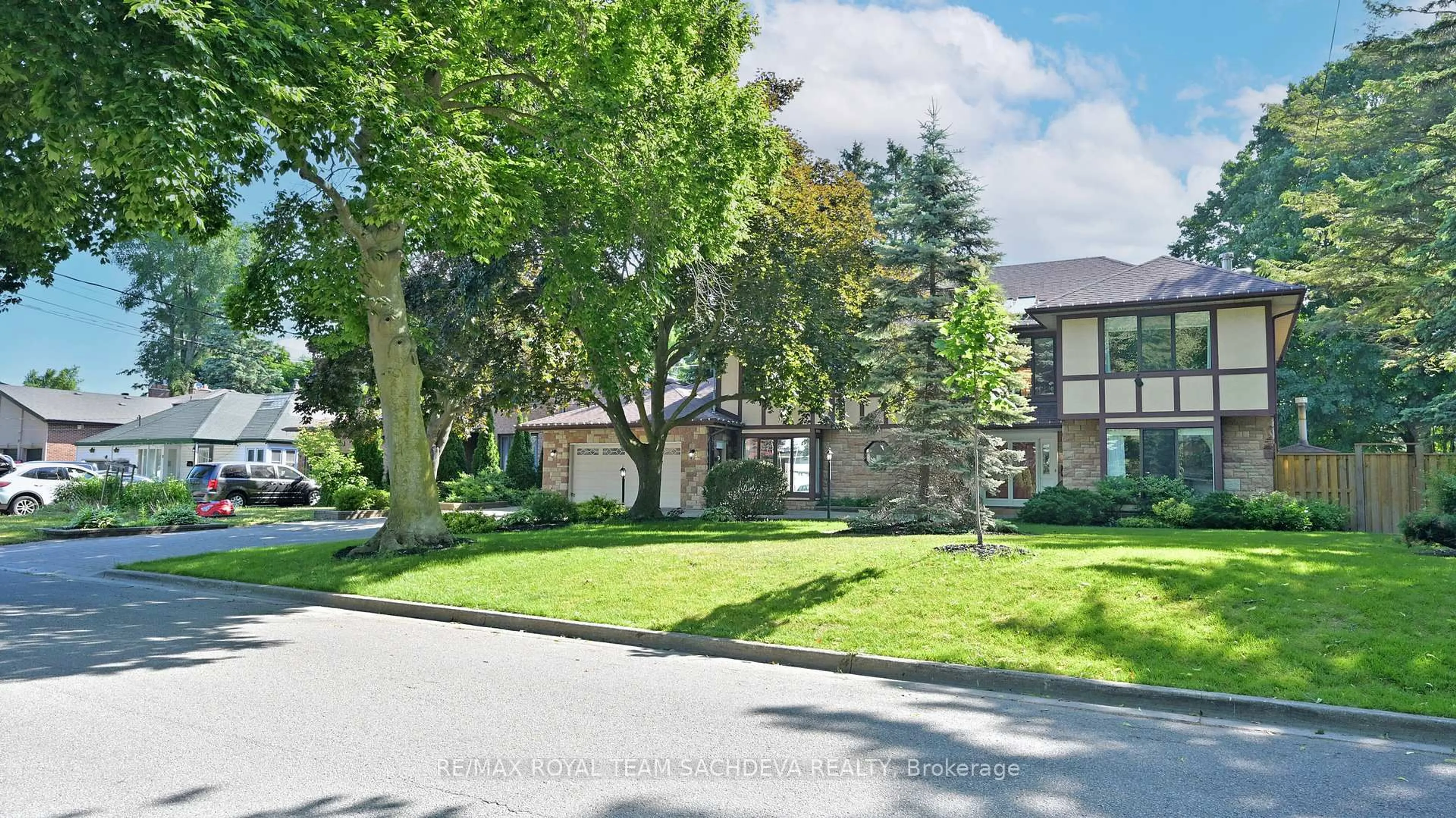 A pic from outside/outdoor area/front of a property/back of a property/a pic from drone, street for 27 Orchard Park Dr, Toronto Ontario M1E 3T6