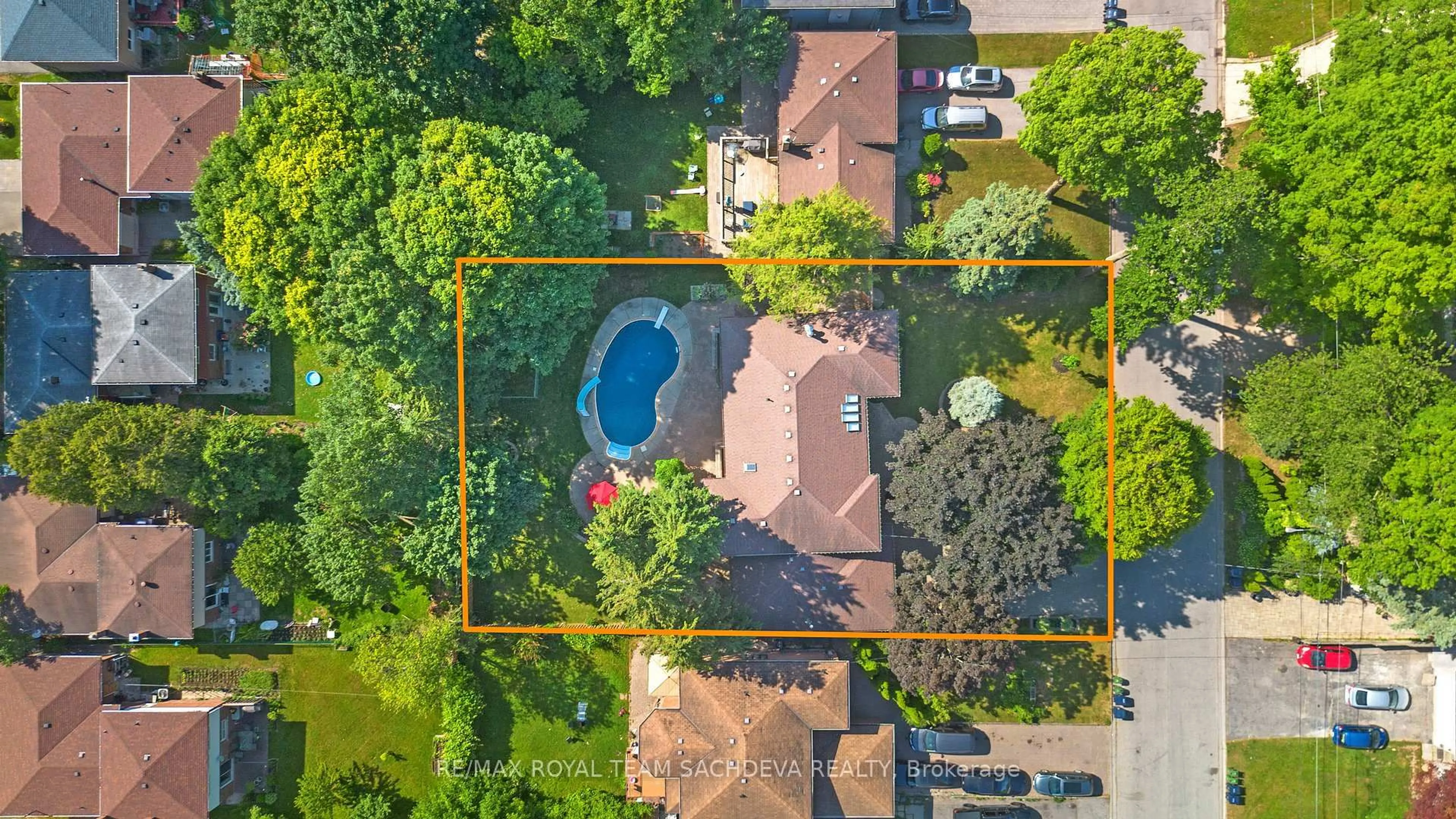 A pic from outside/outdoor area/front of a property/back of a property/a pic from drone, water/lake/river/ocean view for 27 Orchard Park Dr, Toronto Ontario M1E 3T6