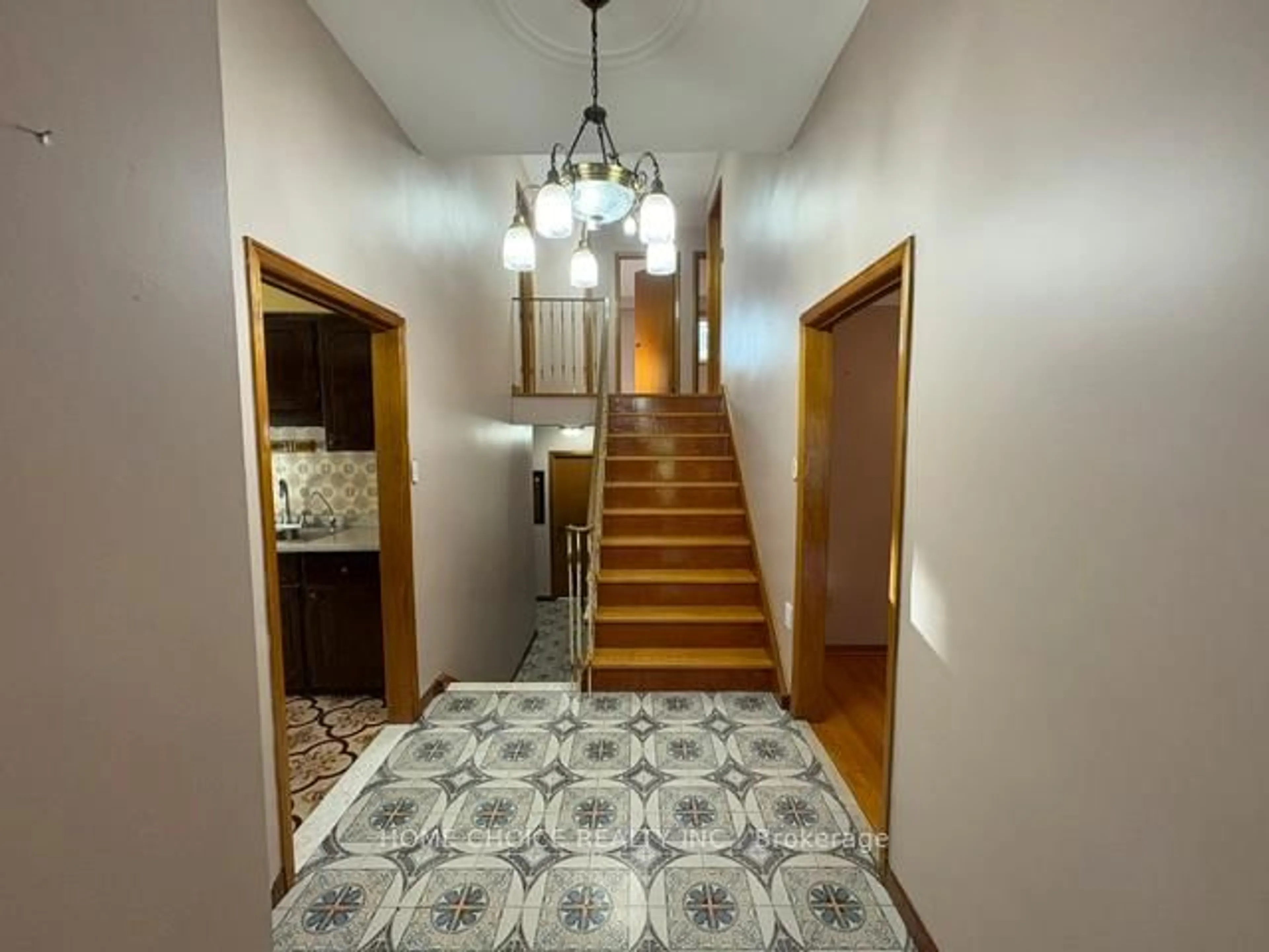 Indoor foyer for 27 TERRYHILL Cres, Toronto Ontario M1S 3X2
