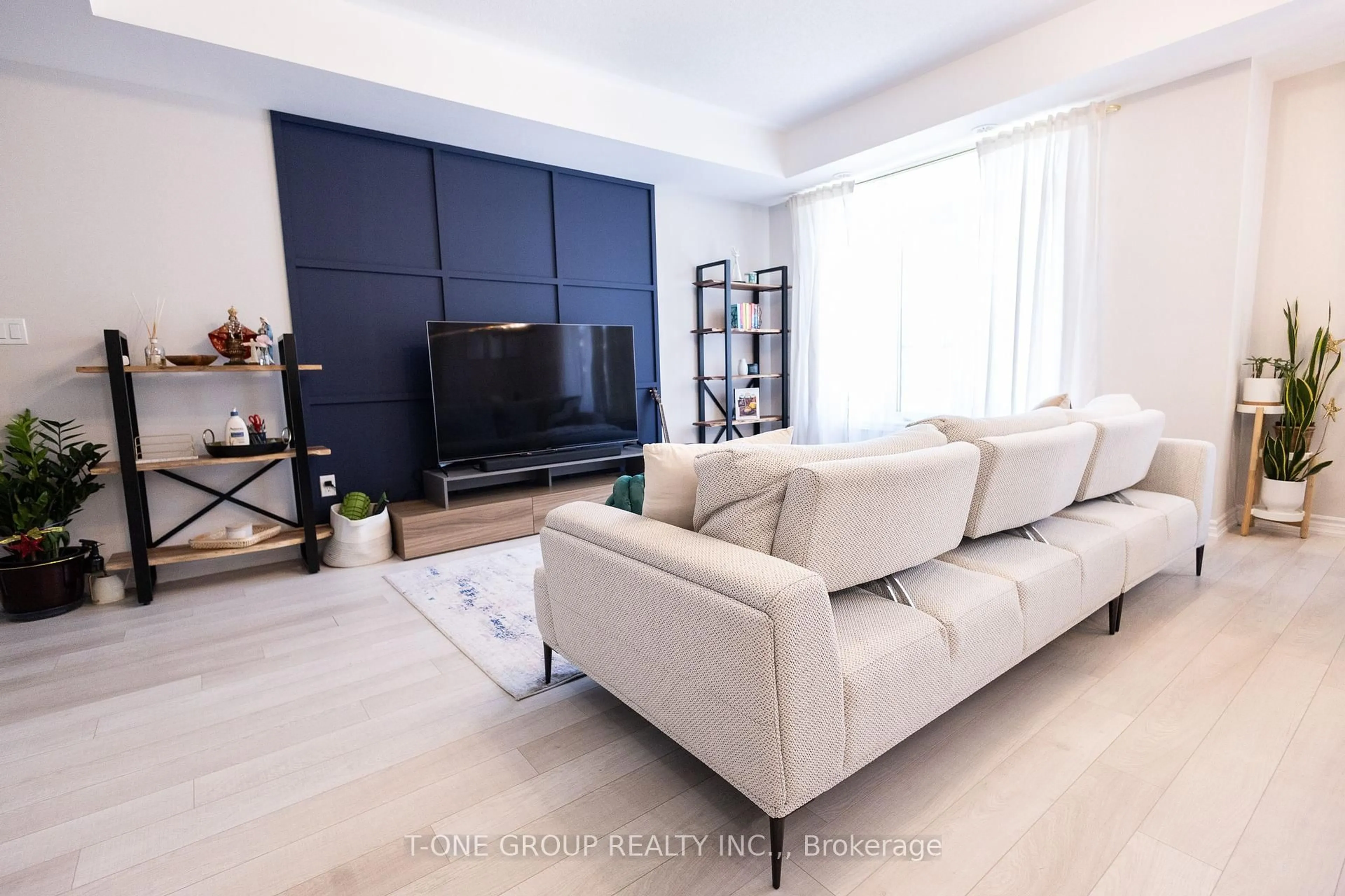 Living room with furniture, unknown for 2728 William Jackson Dr #7, Pickering Ontario L1X 0E6