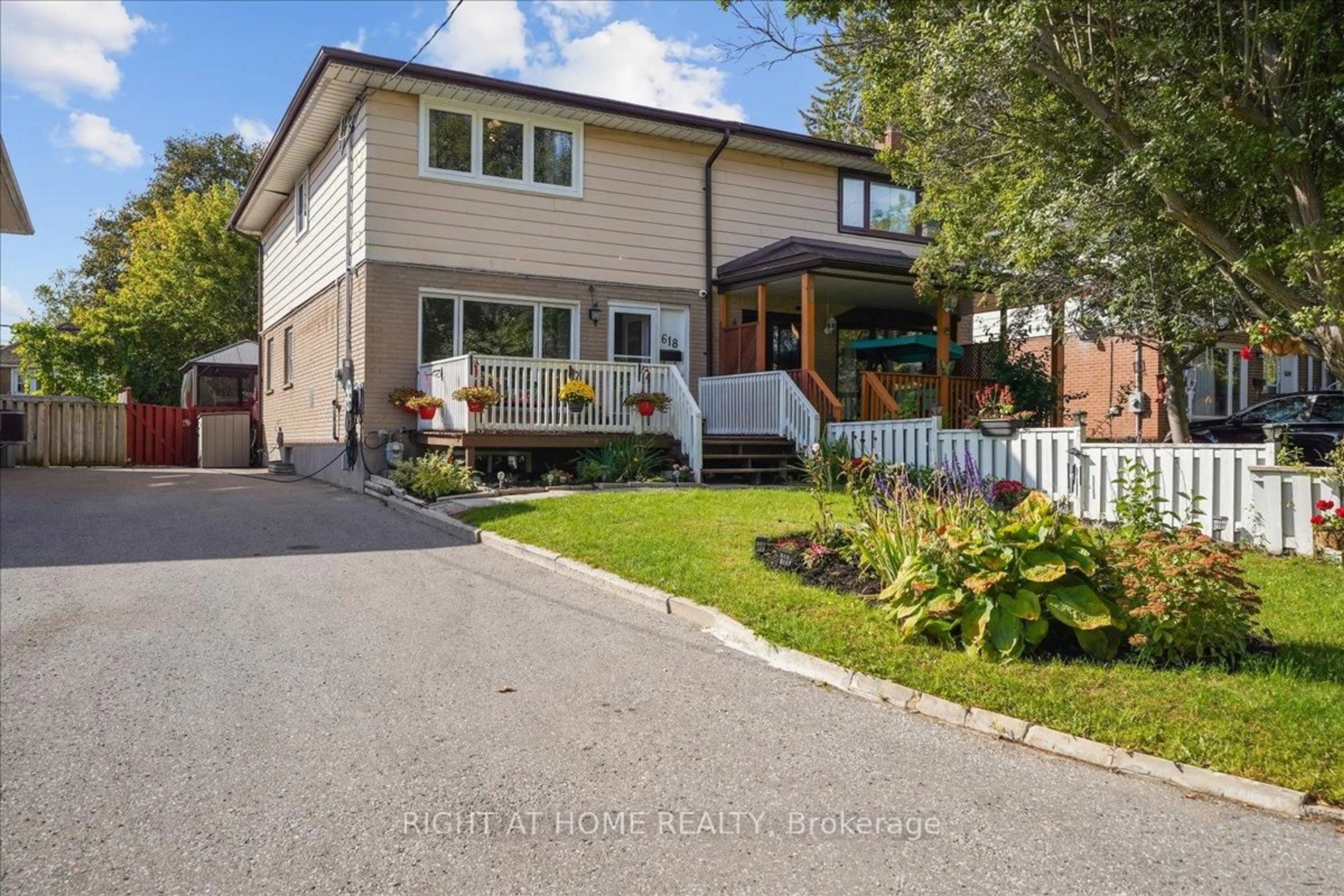 Home with brick exterior material, street for 618 Minto St, Oshawa Ontario L1G 5K5