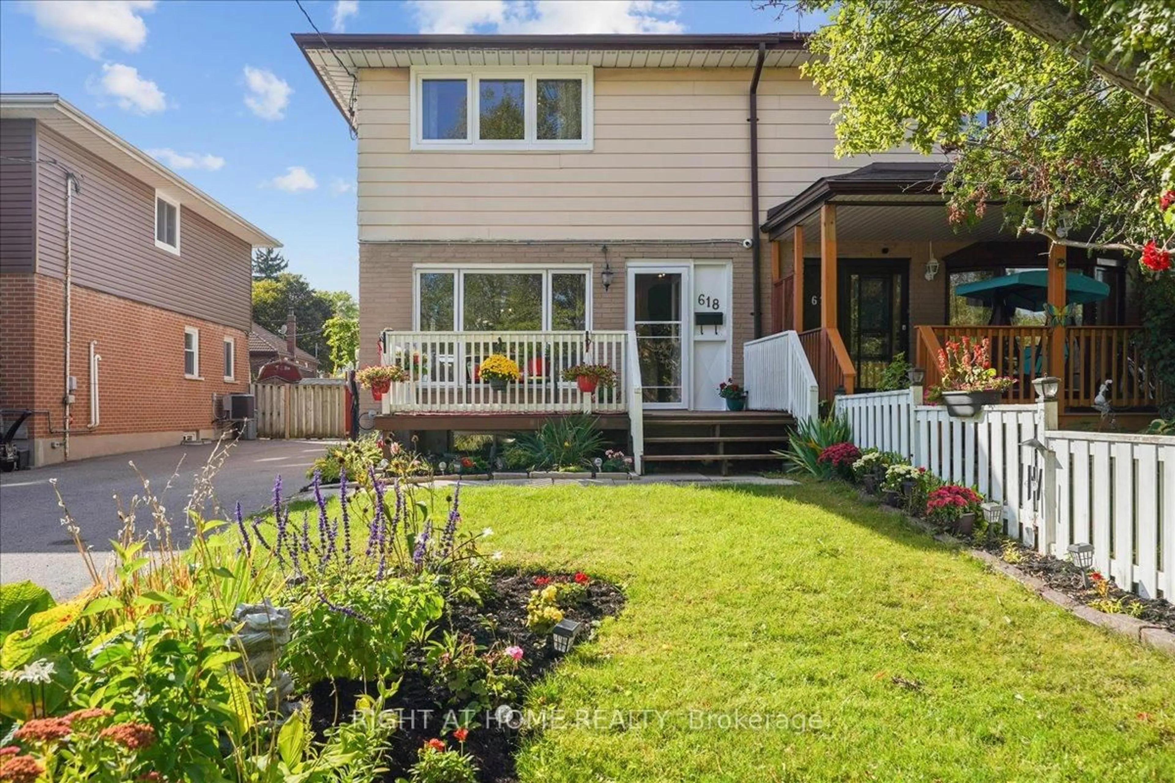 A pic from outside/outdoor area/front of a property/back of a property/a pic from drone, street for 618 Minto St, Oshawa Ontario L1G 5K5