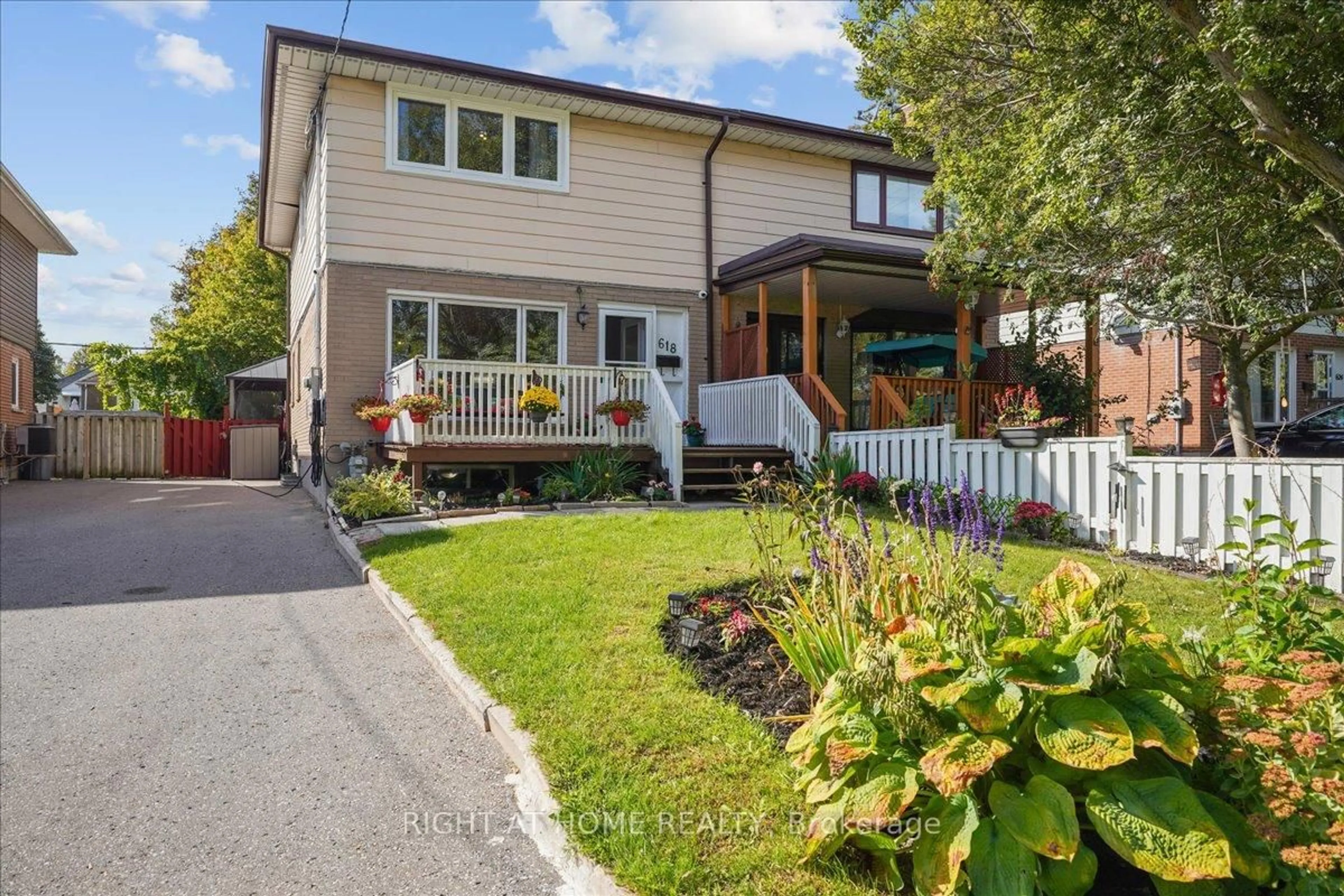 Home with brick exterior material, street for 618 Minto St, Oshawa Ontario L1G 5K5