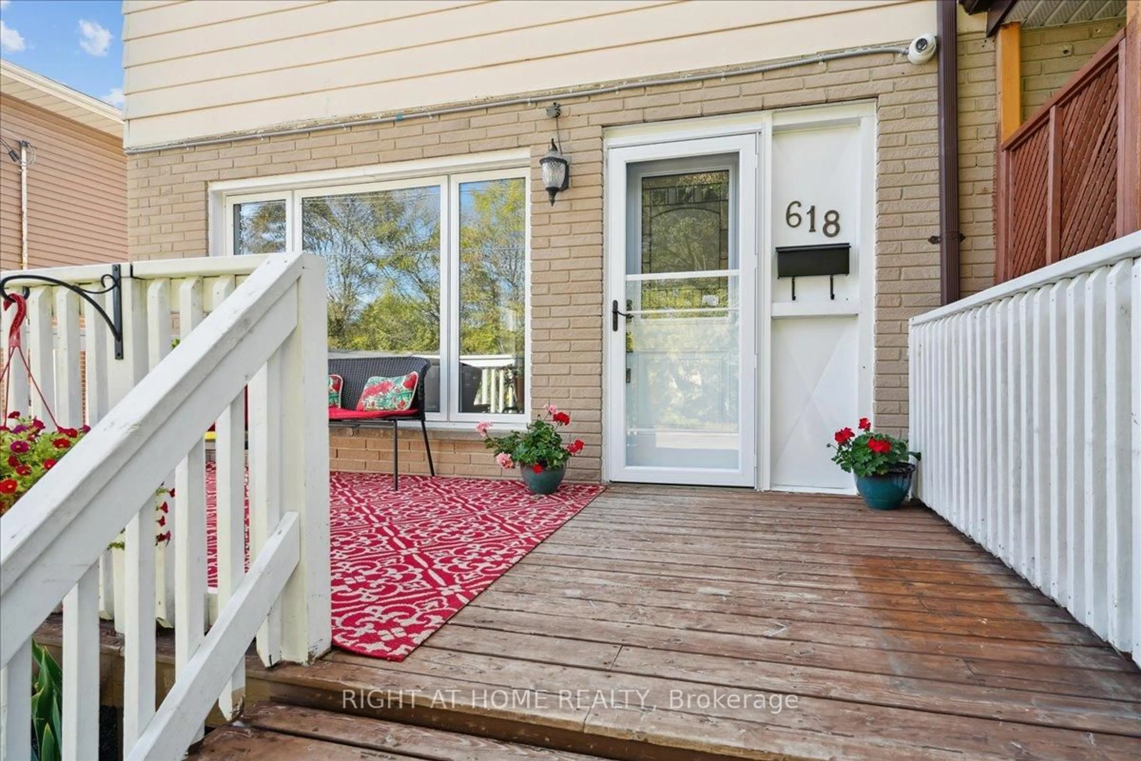 Indoor entryway for 618 Minto St, Oshawa Ontario L1G 5K5