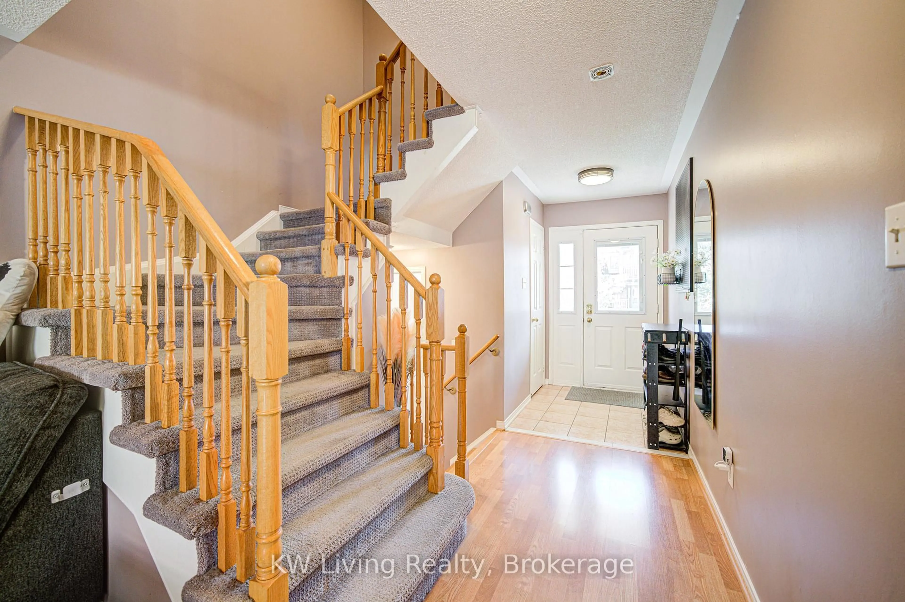 Indoor entryway for 52 Moorefield Dr, Toronto Ontario M1C 5B6