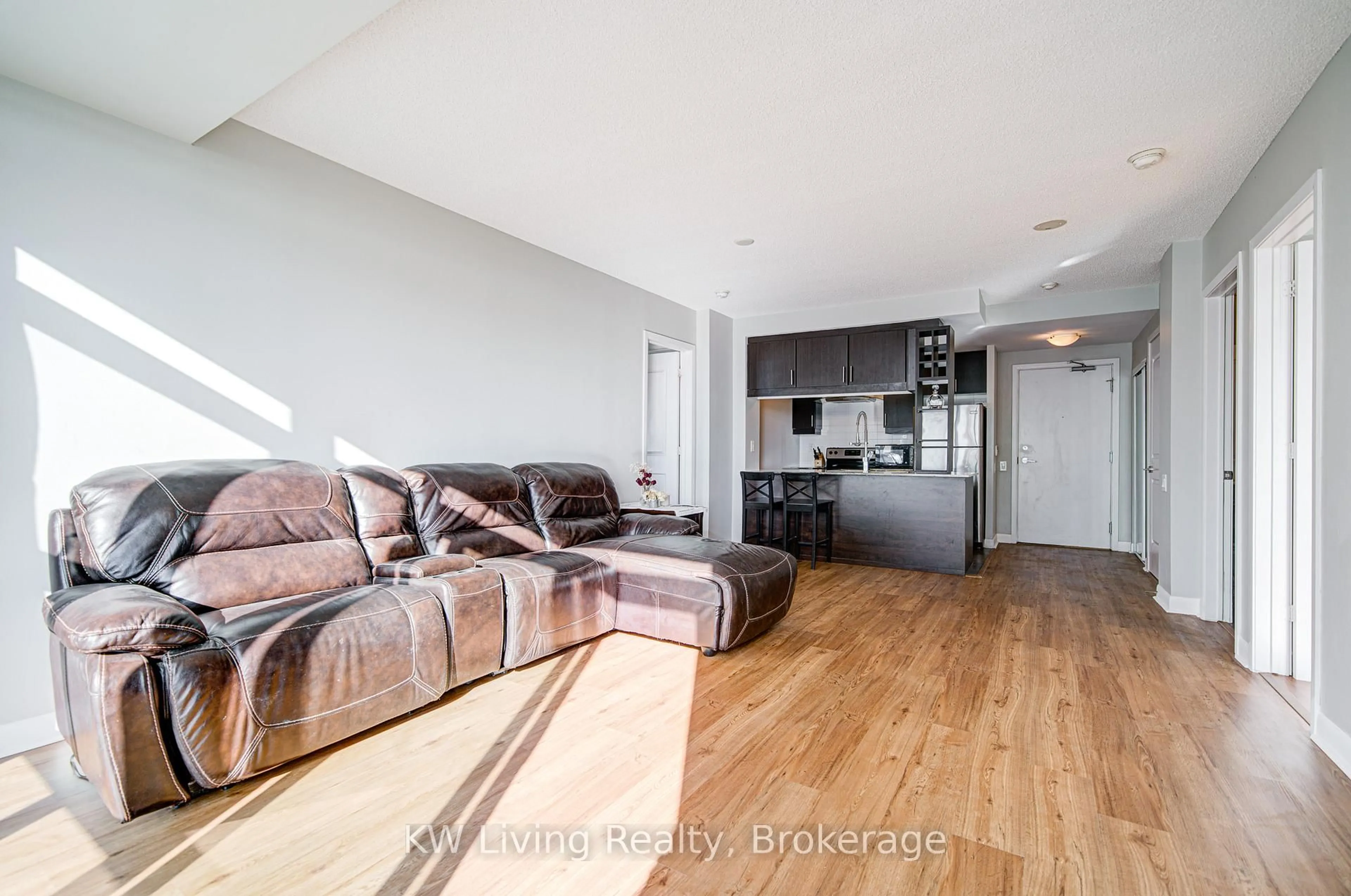 Living room with furniture, wood/laminate floor for 25 Town Centre Crt #PH3606, Toronto Ontario M1P 0B4