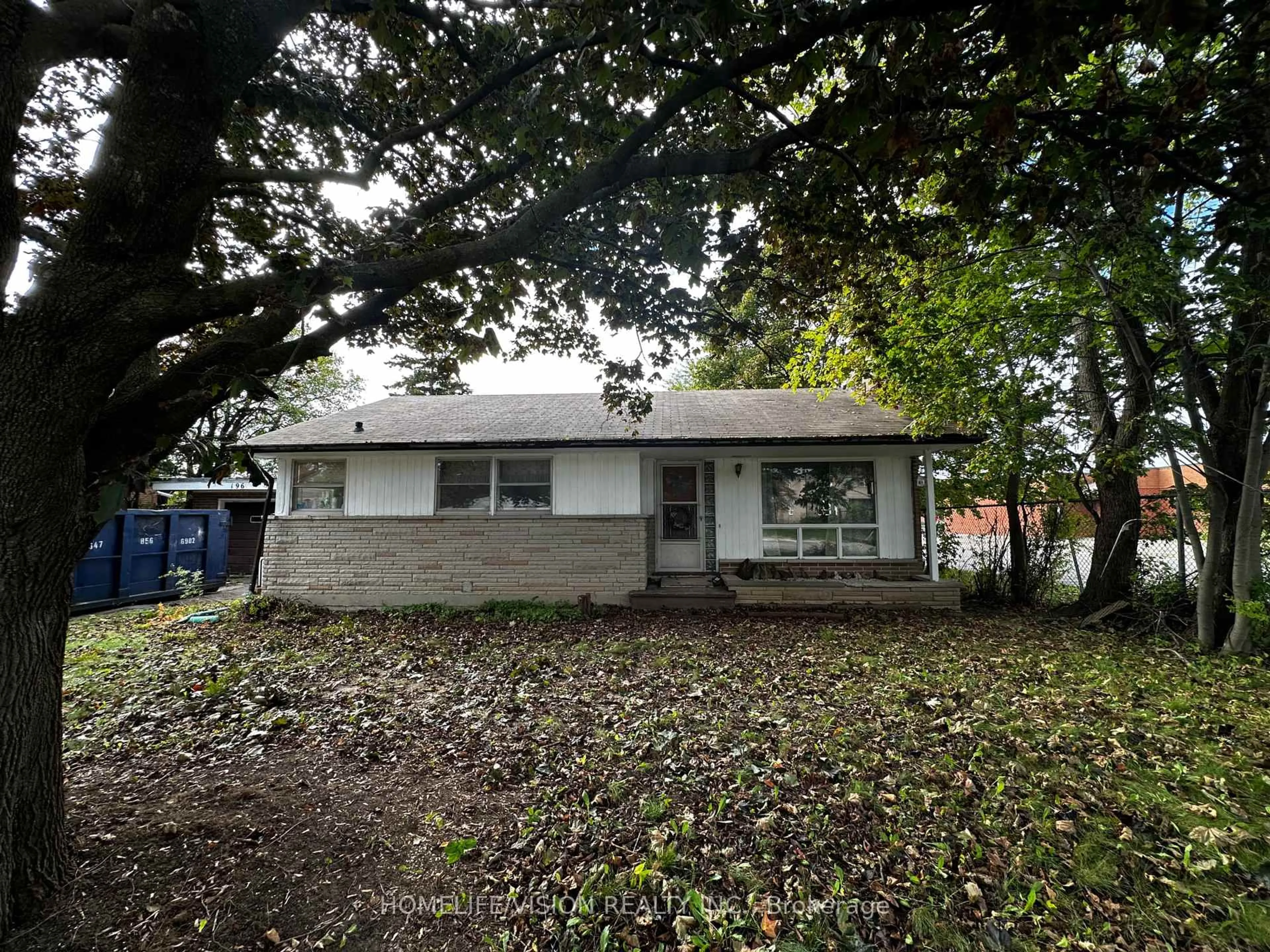 A pic from outside/outdoor area/front of a property/back of a property/a pic from drone, street for 196 Garrard Rd, Whitby Ontario L1N 3K6