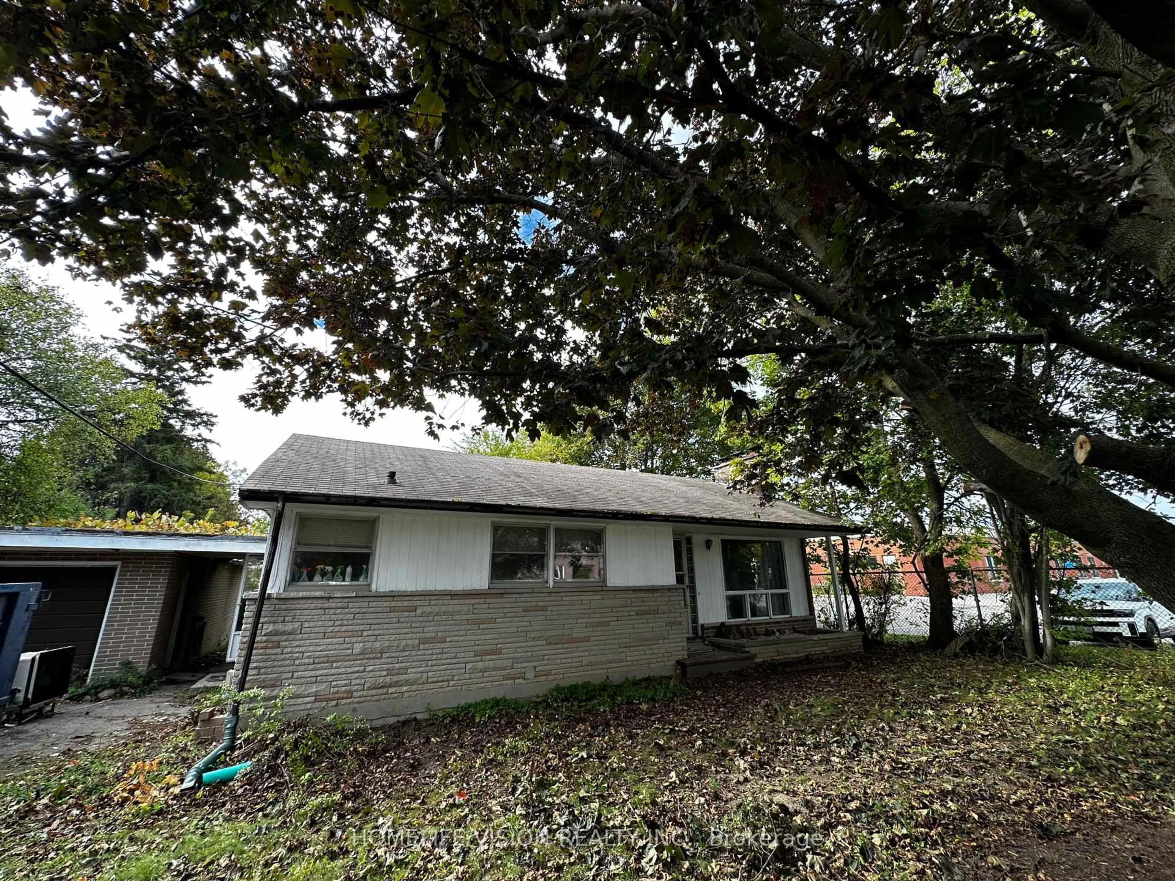 A pic from outside/outdoor area/front of a property/back of a property/a pic from drone, street for 196 Garrard Rd, Whitby Ontario L1N 3K6