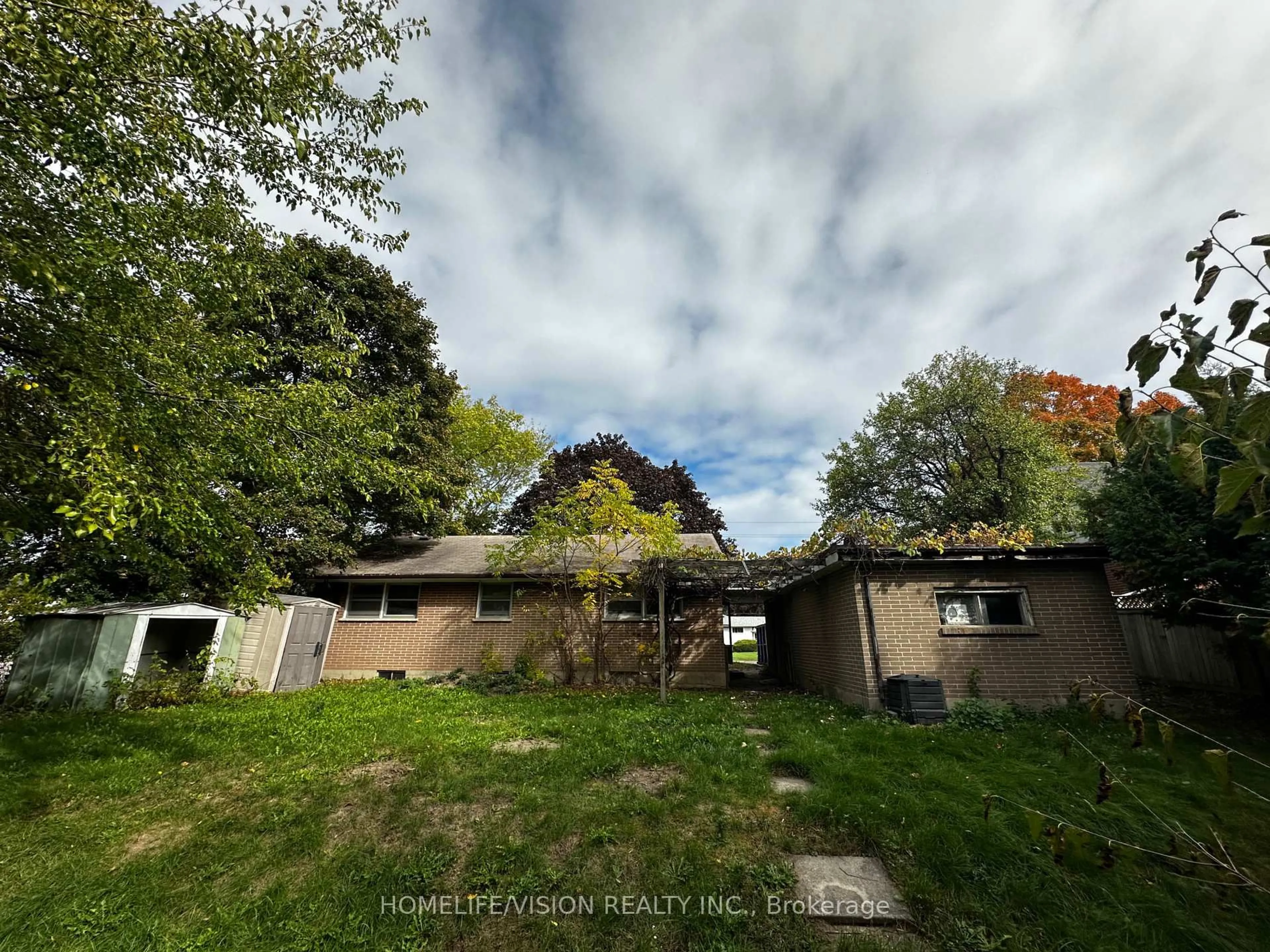 A pic from outside/outdoor area/front of a property/back of a property/a pic from drone, unknown for 196 Garrard Rd, Whitby Ontario L1N 3K6
