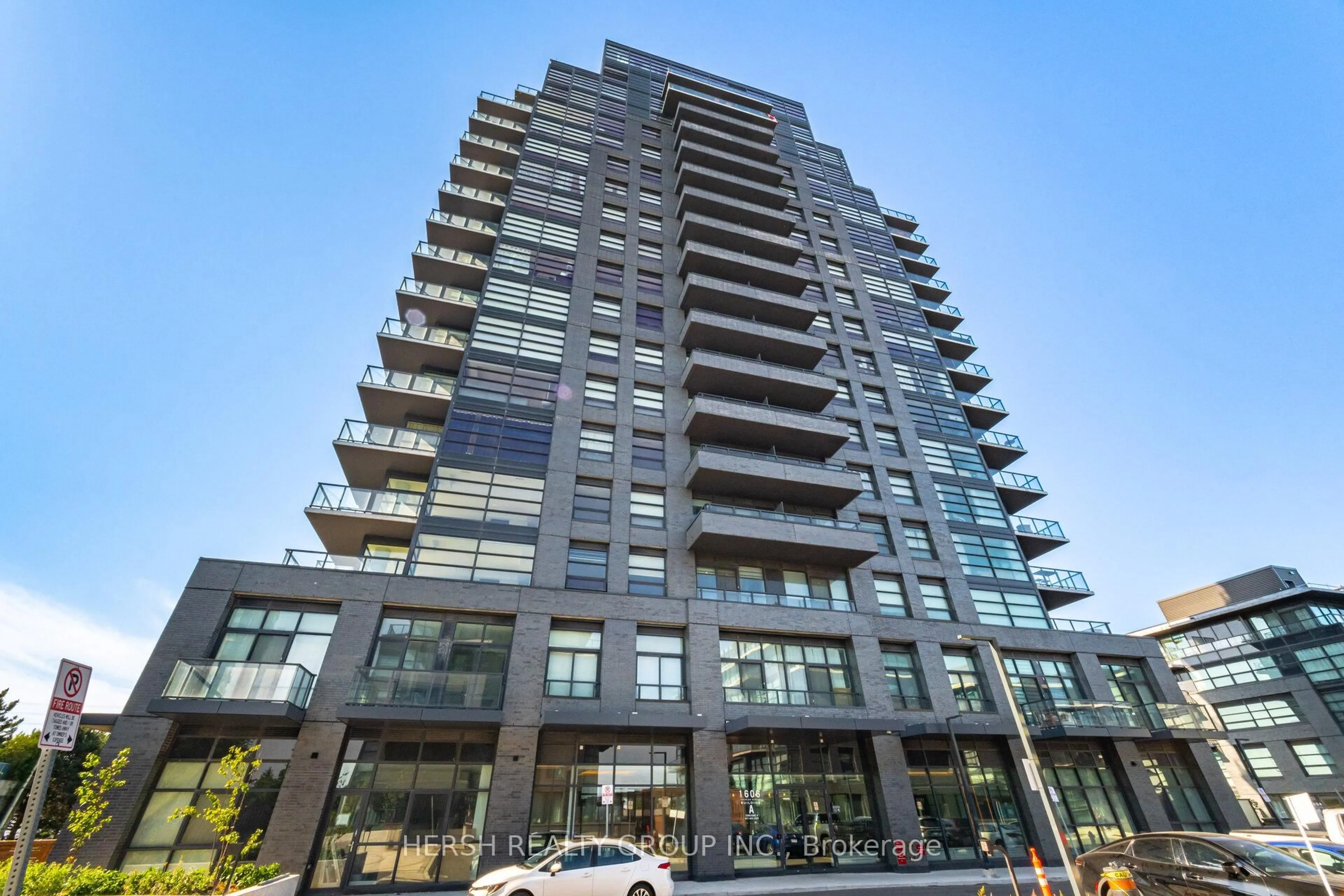 Indoor foyer for 1606 Charles St #1604 A, Whitby Ontario L1N 0P1