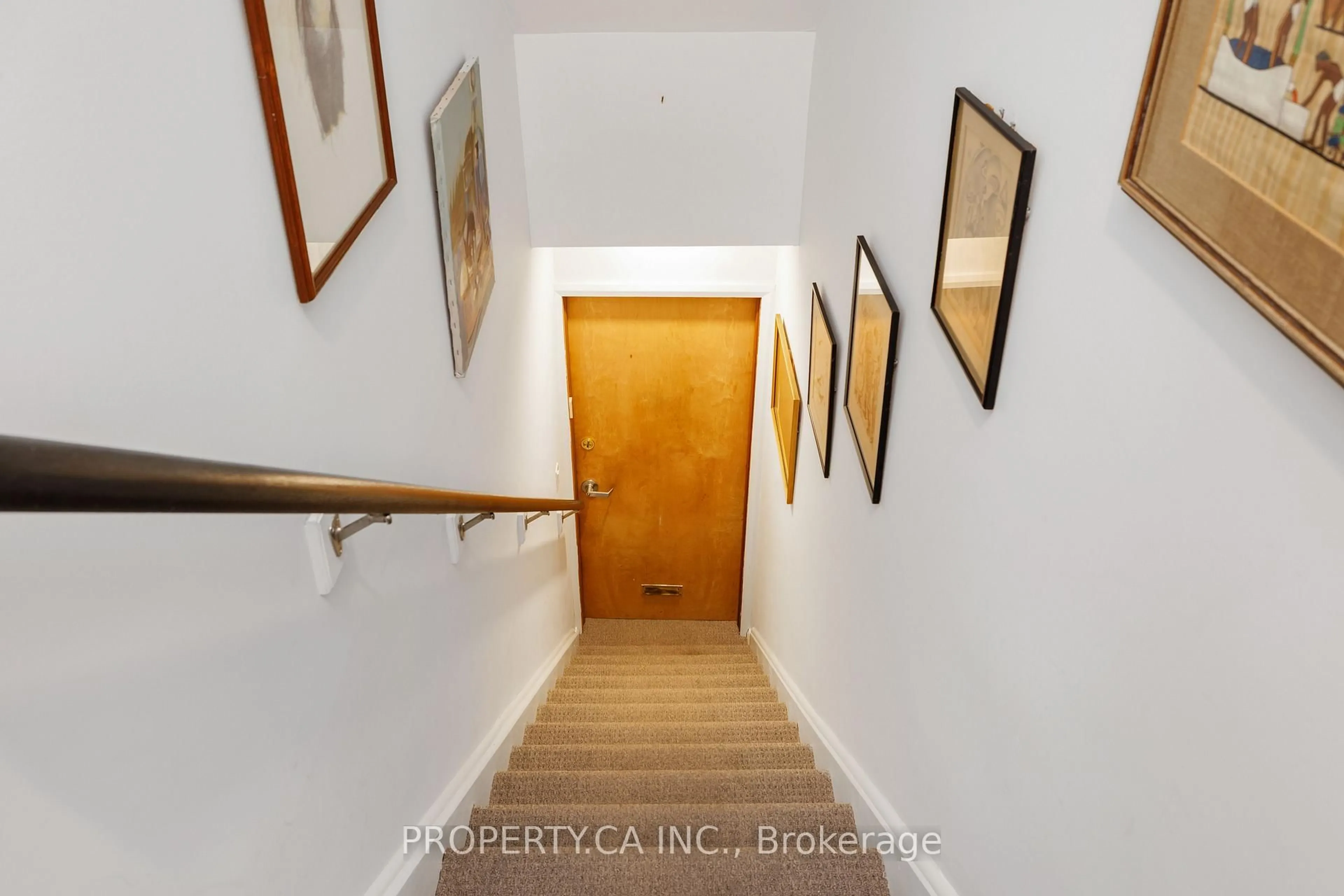 Indoor foyer for 52 Wineva Ave #Upper, Toronto Ontario M4E 2T2