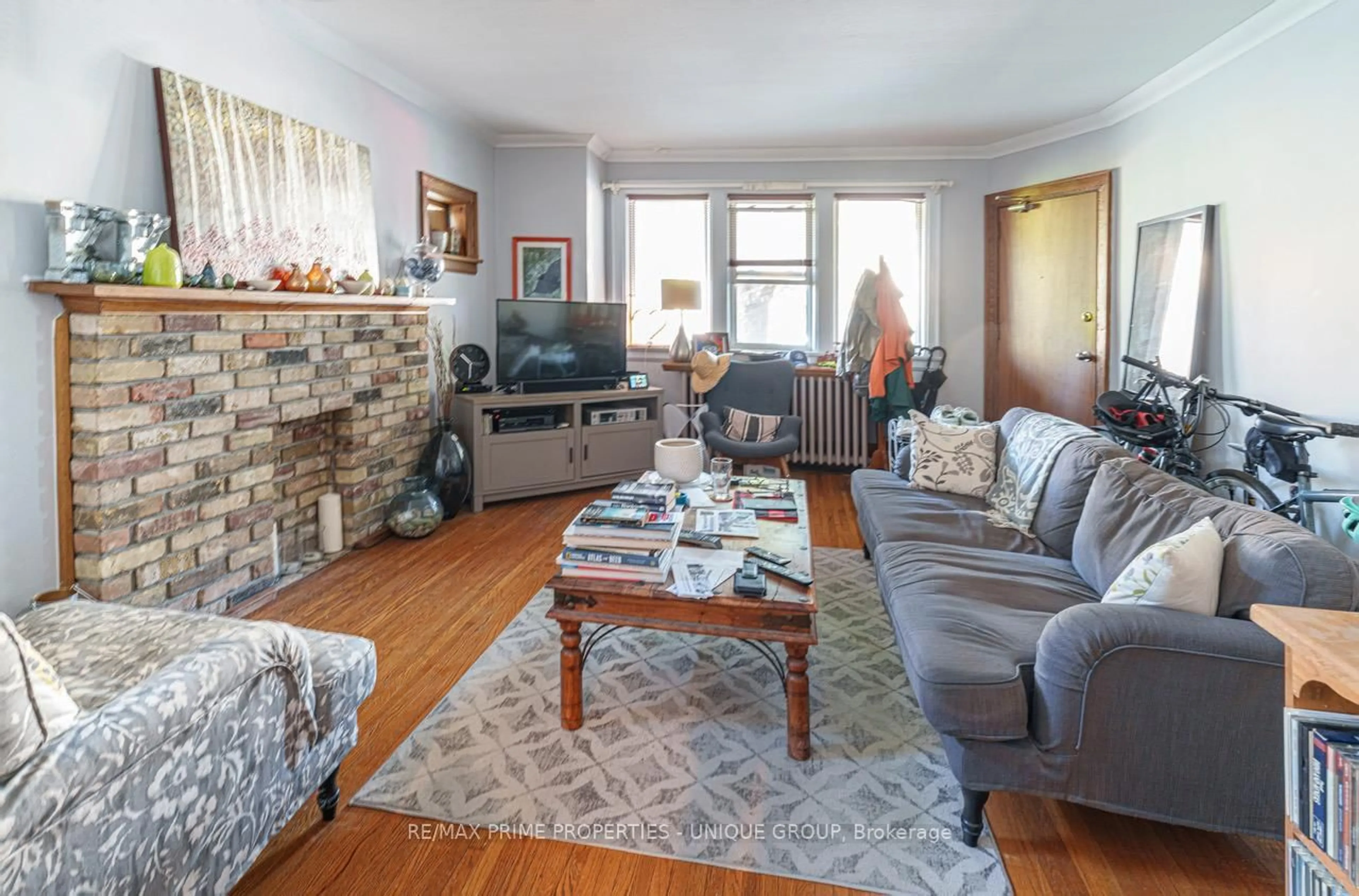 Living room with furniture, unknown for 1 Bonfield Ave, Toronto Ontario M4E 1B9