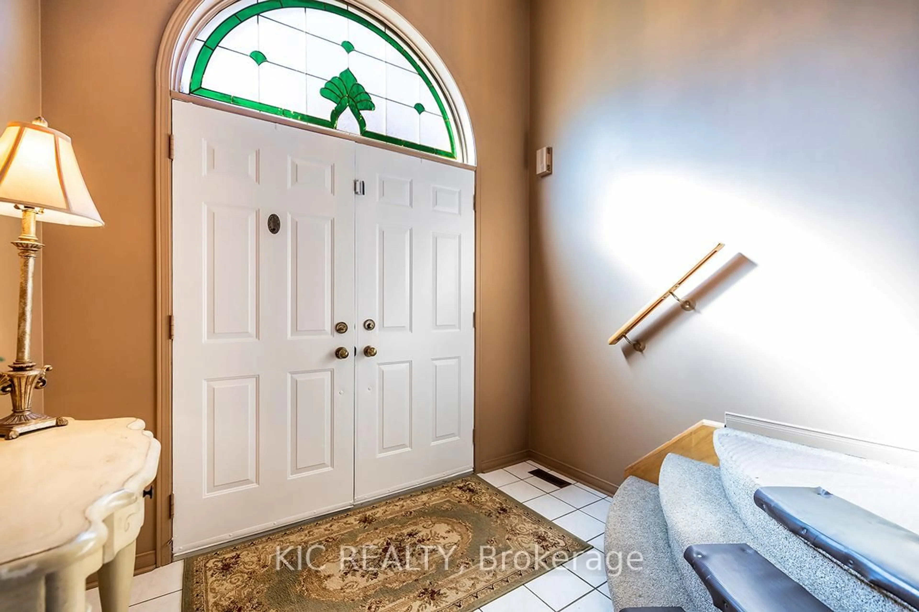 Indoor entryway for 1775 Edenwood Dr, Oshawa Ontario L1G 7Y3
