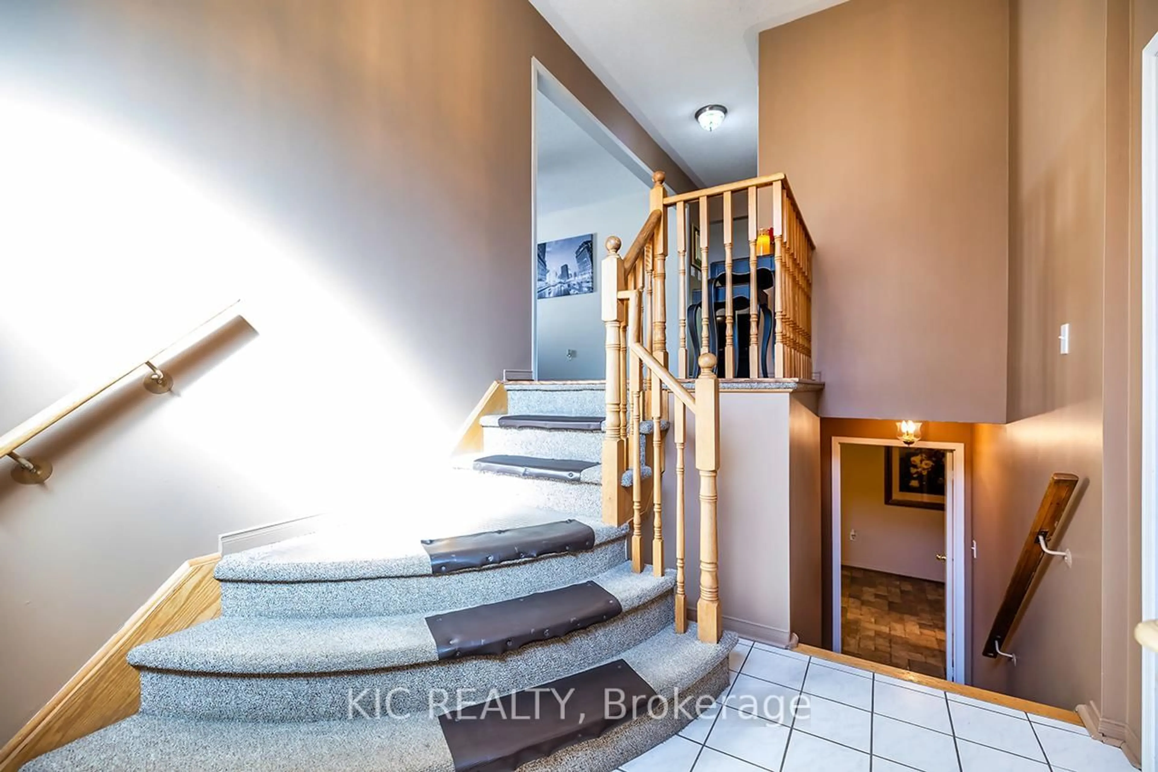 Indoor entryway for 1775 Edenwood Dr, Oshawa Ontario L1G 7Y3