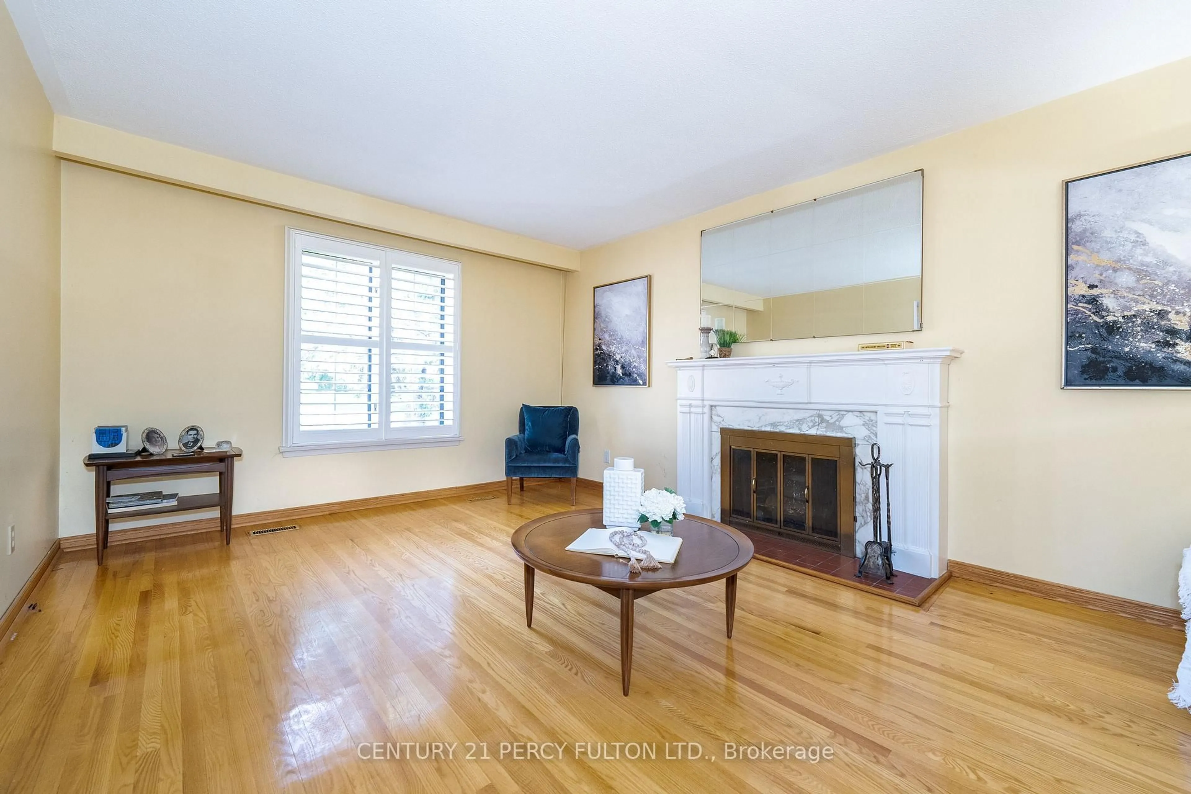 Living room with furniture, wood/laminate floor for 14 Farmington Cres, Toronto Ontario M1S 1G1
