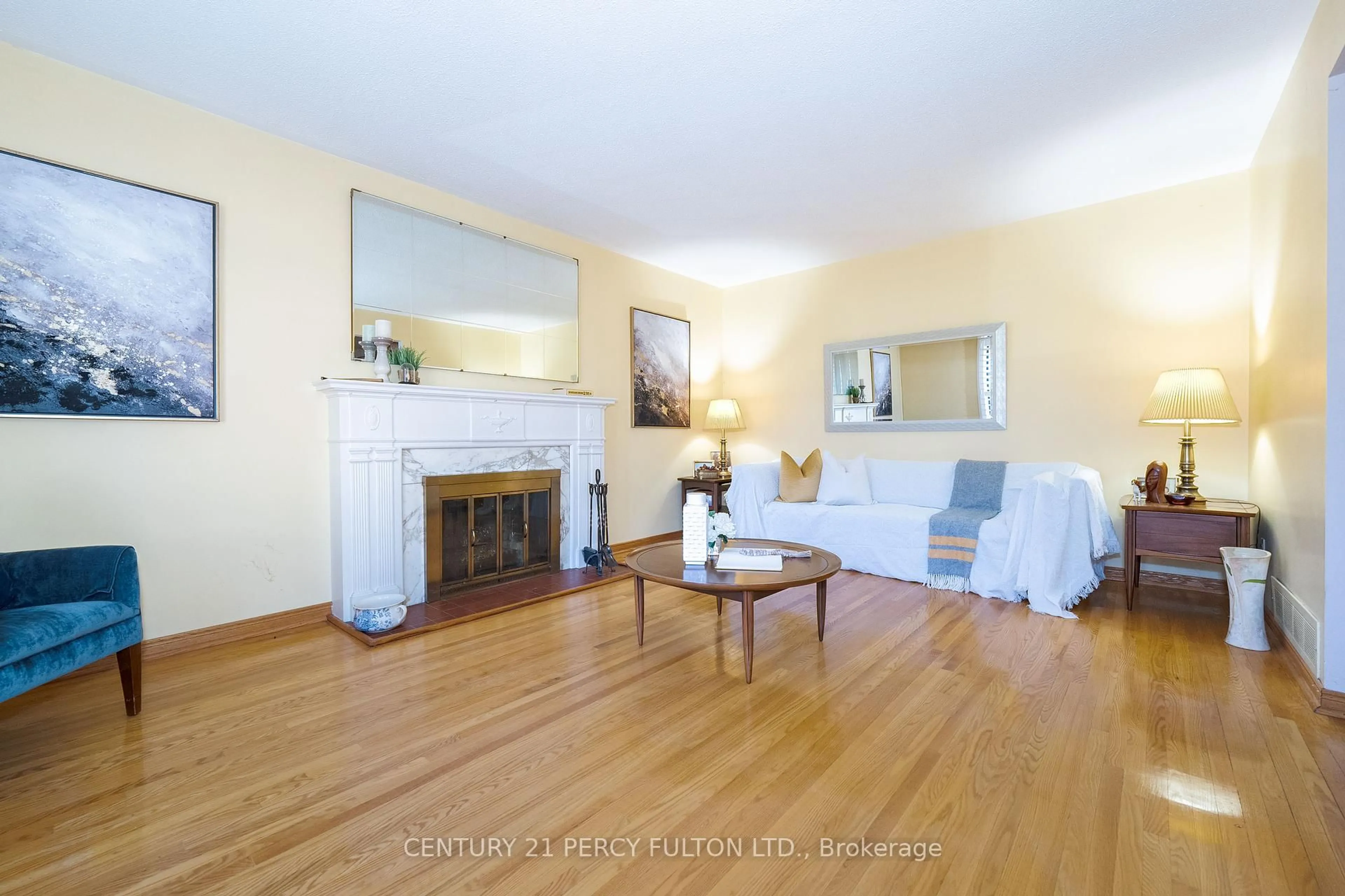 Living room with furniture, wood/laminate floor for 14 Farmington Cres, Toronto Ontario M1S 1G1