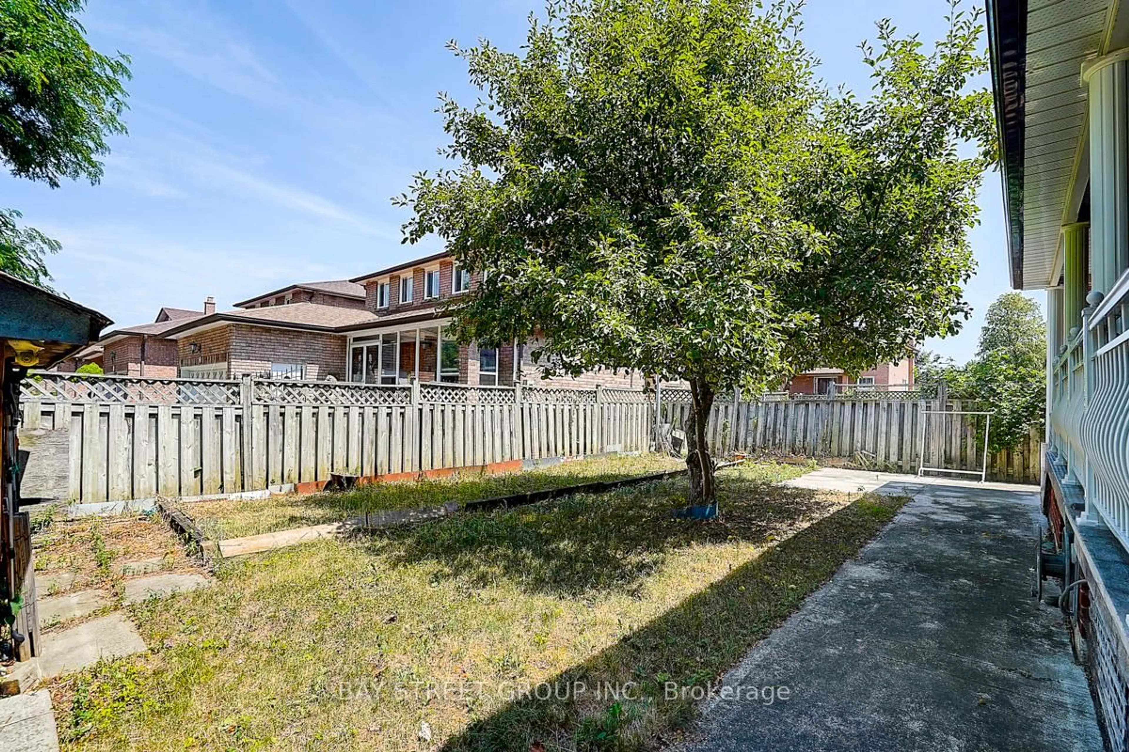 A pic from outside/outdoor area/front of a property/back of a property/a pic from drone, street for 11 Sunbird Cres, Toronto Ontario M1V 3M6