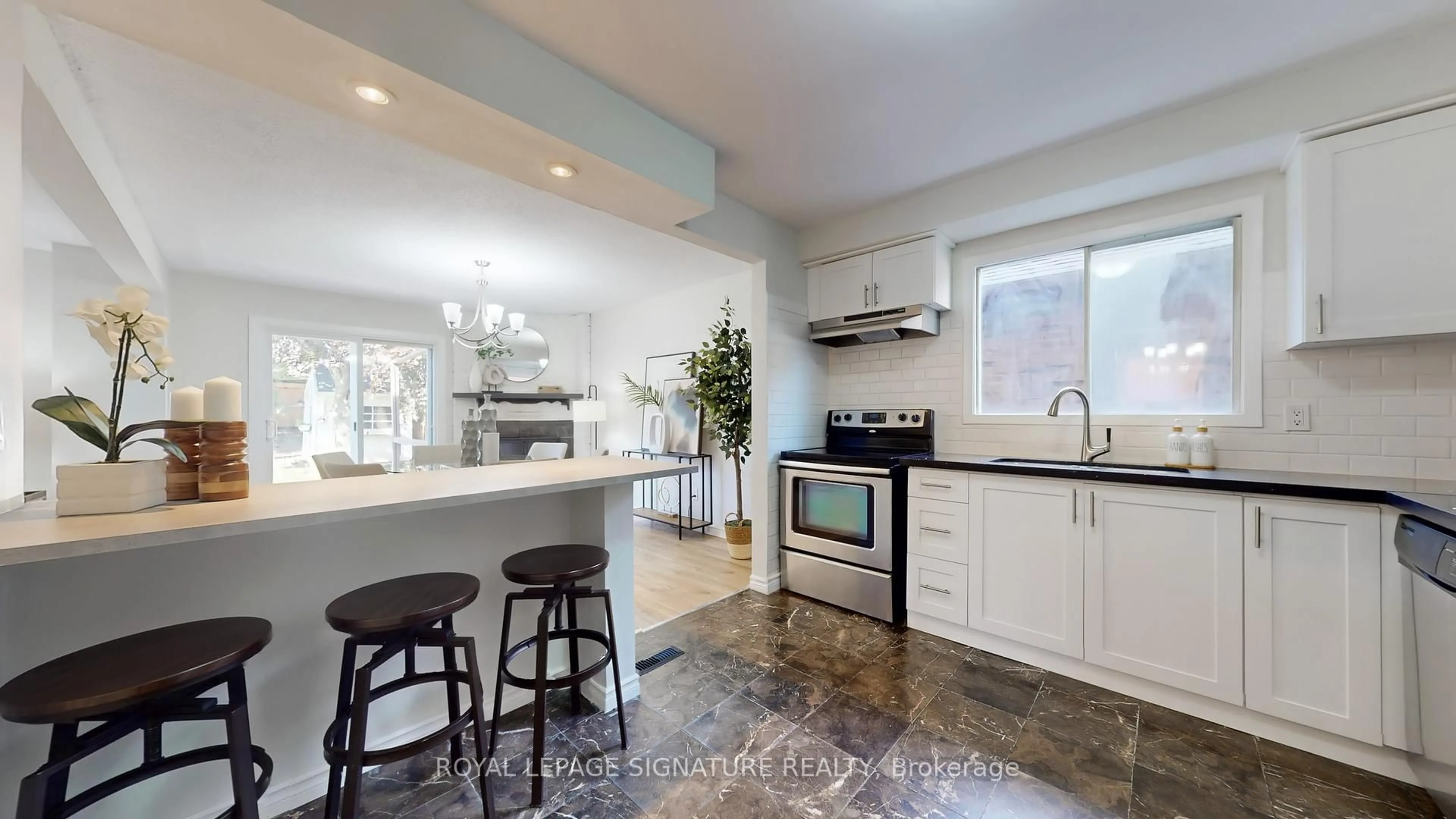 Open concept kitchen, ceramic/tile floor for 28 Longfellow Crt, Whitby Ontario L1N 6V7
