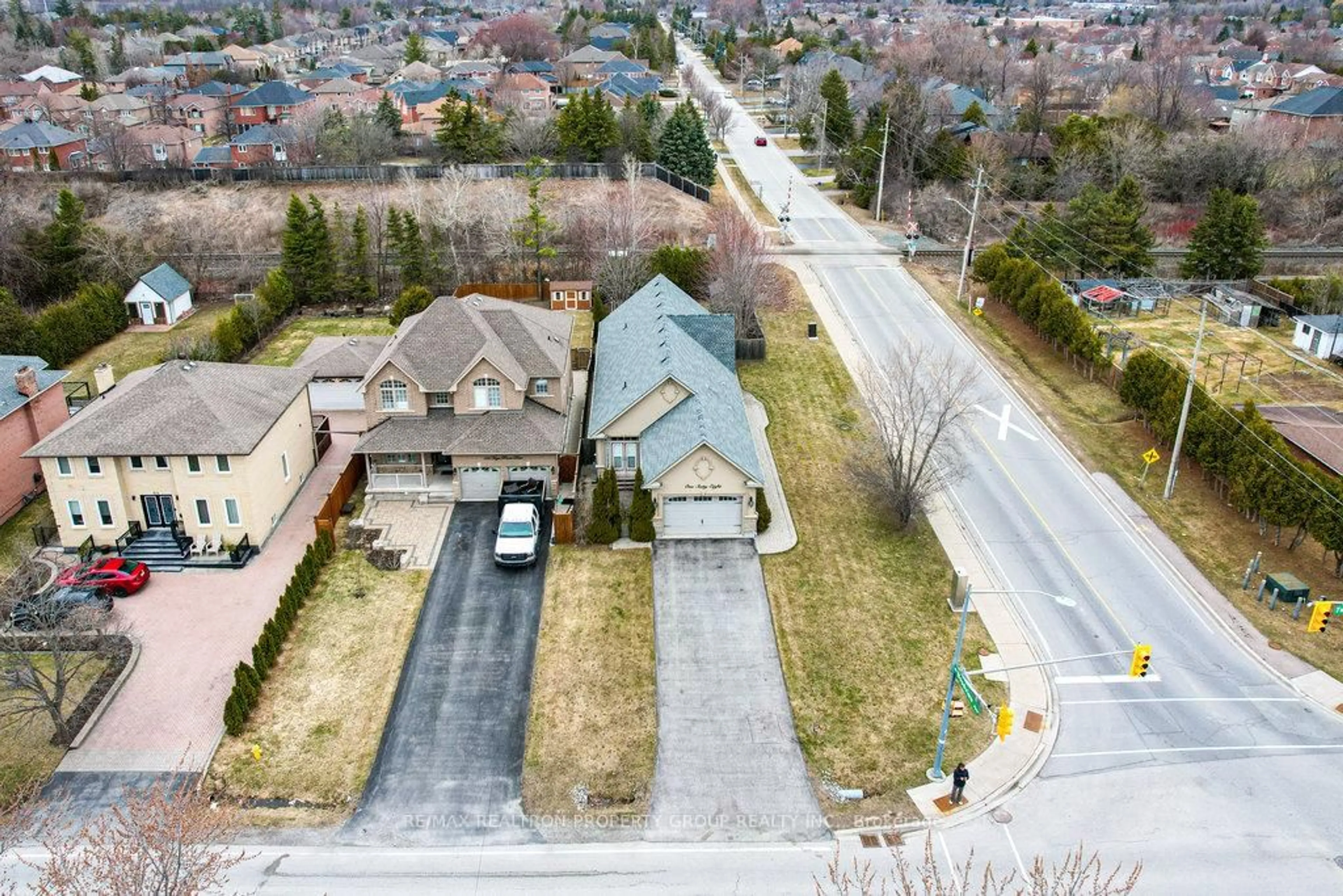 A pic from outside/outdoor area/front of a property/back of a property/a pic from drone, street for 168 Twyn Rivers Dr, Pickering Ontario L1V 1E2