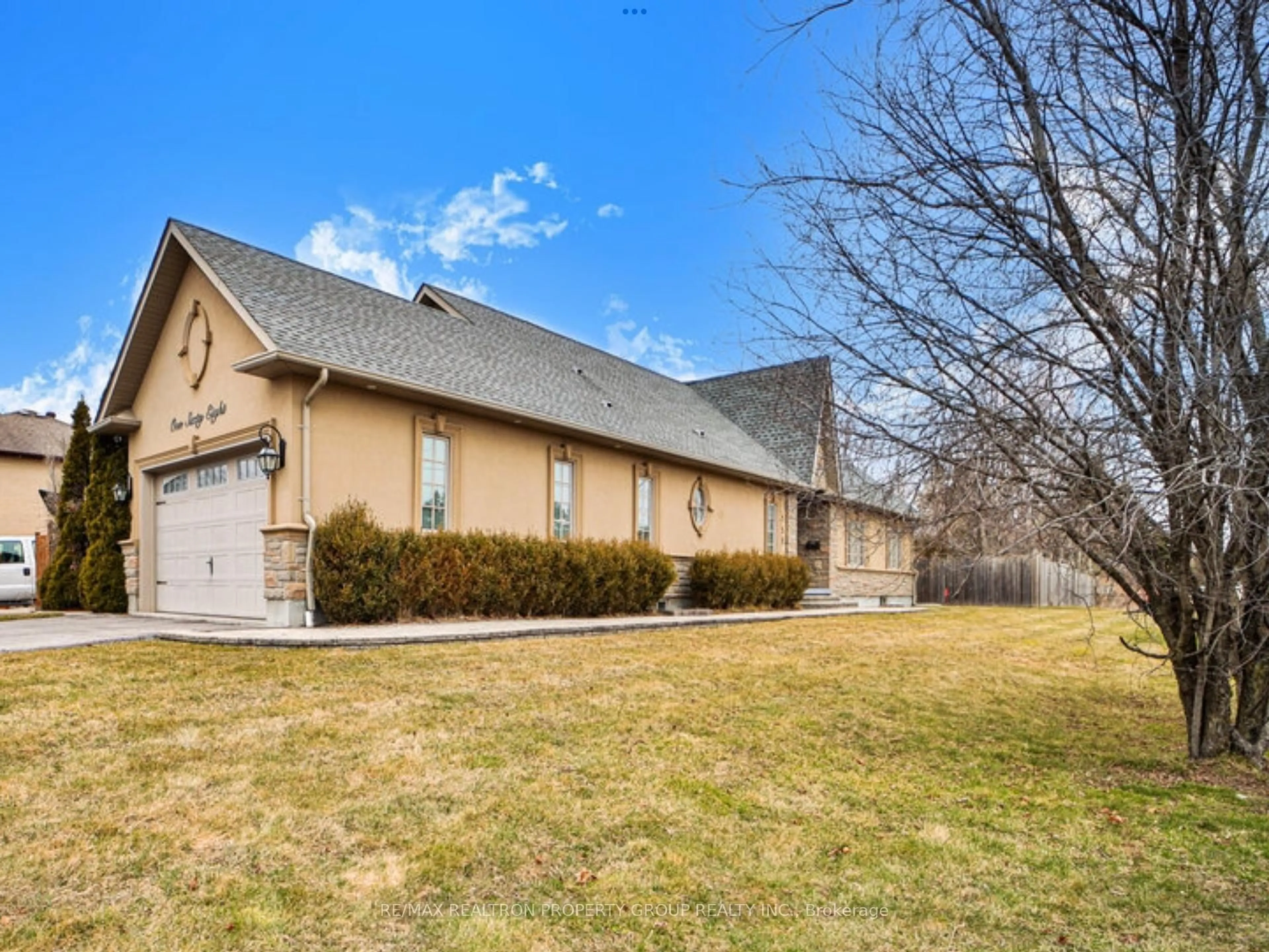 A pic from outside/outdoor area/front of a property/back of a property/a pic from drone, street for 168 Twyn Rivers Dr, Pickering Ontario L1V 1E2