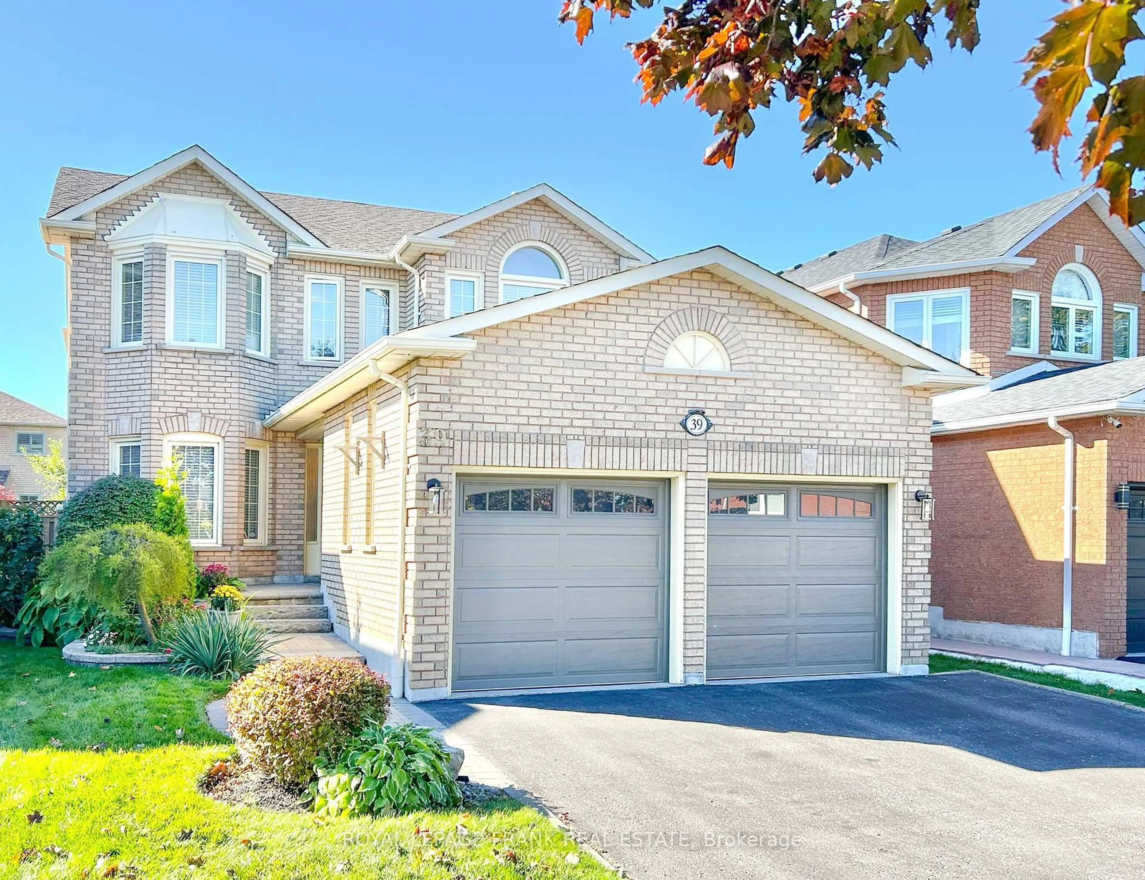 Home with brick exterior material, street for 39 Winterberry Dr, Whitby Ontario L1R 1Z2
