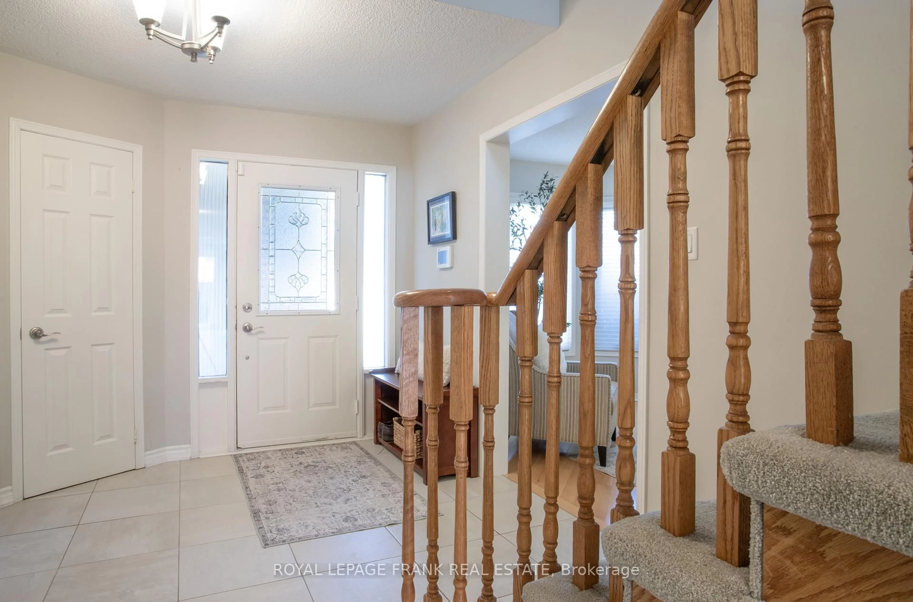 Indoor entryway for 39 Winterberry Dr, Whitby Ontario L1R 1Z2