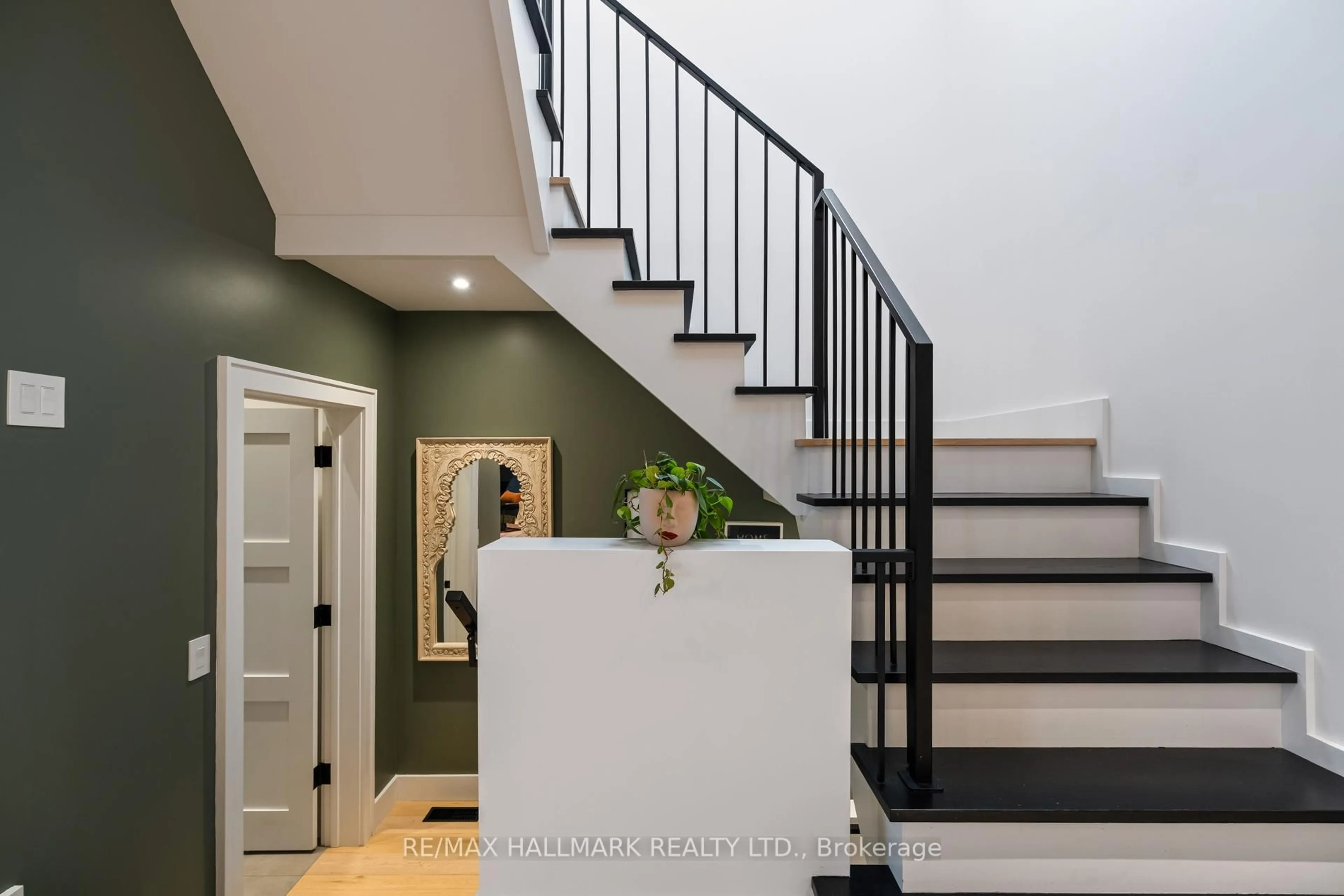 Indoor entryway for 27 Glencrest Blvd, Toronto Ontario M4B 1L2