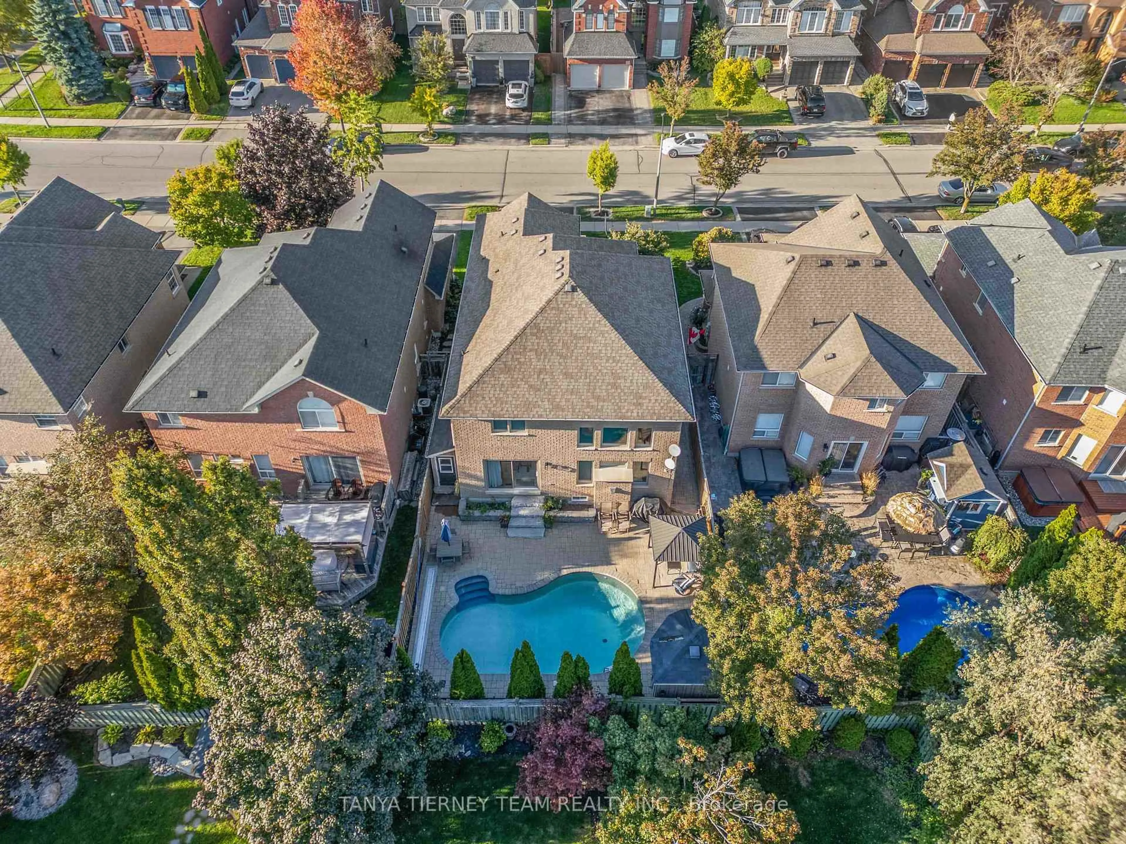 A pic from outside/outdoor area/front of a property/back of a property/a pic from drone, city buildings view from balcony for 25 Medland Ave, Whitby Ontario L1P 1S1