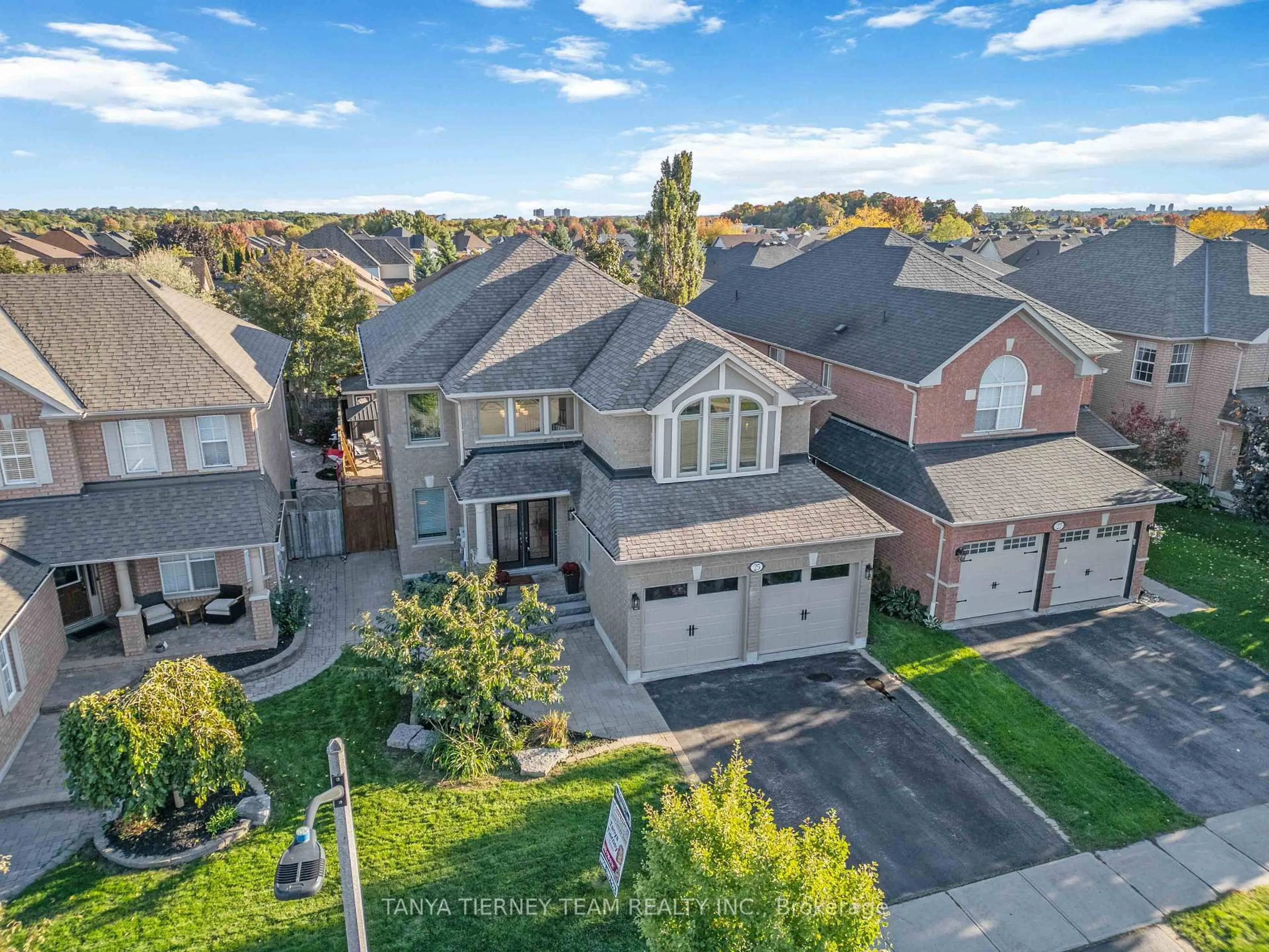 A pic from outside/outdoor area/front of a property/back of a property/a pic from drone, street for 25 Medland Ave, Whitby Ontario L1P 1S1