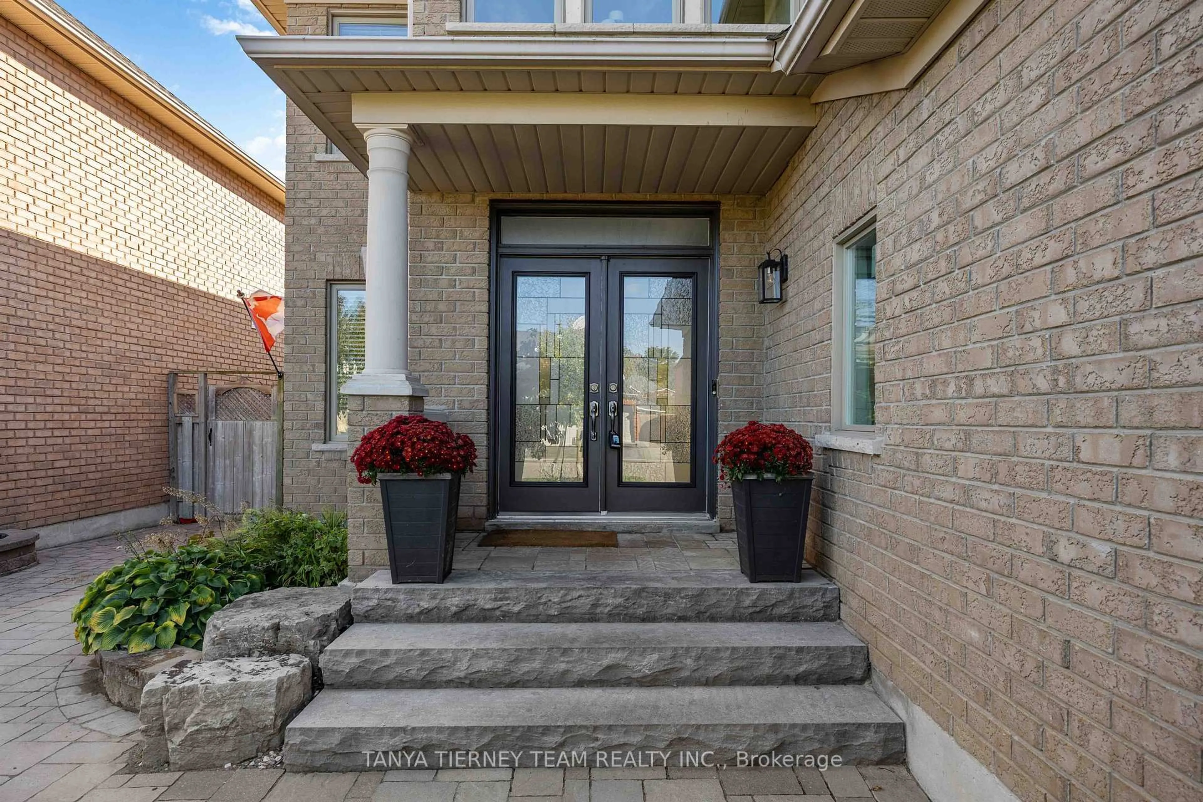 Indoor entryway for 25 Medland Ave, Whitby Ontario L1P 1S1
