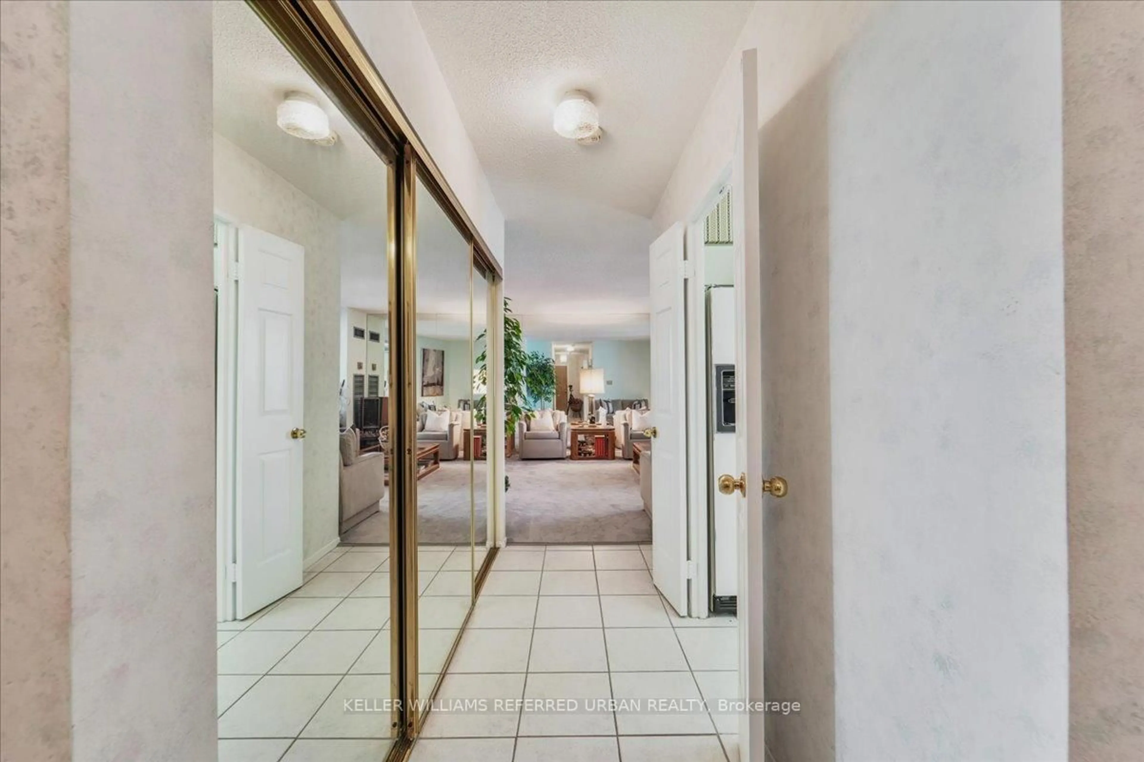 Indoor foyer for 175 Bamburgh Circ #1918, Toronto Ontario M1W 3X8