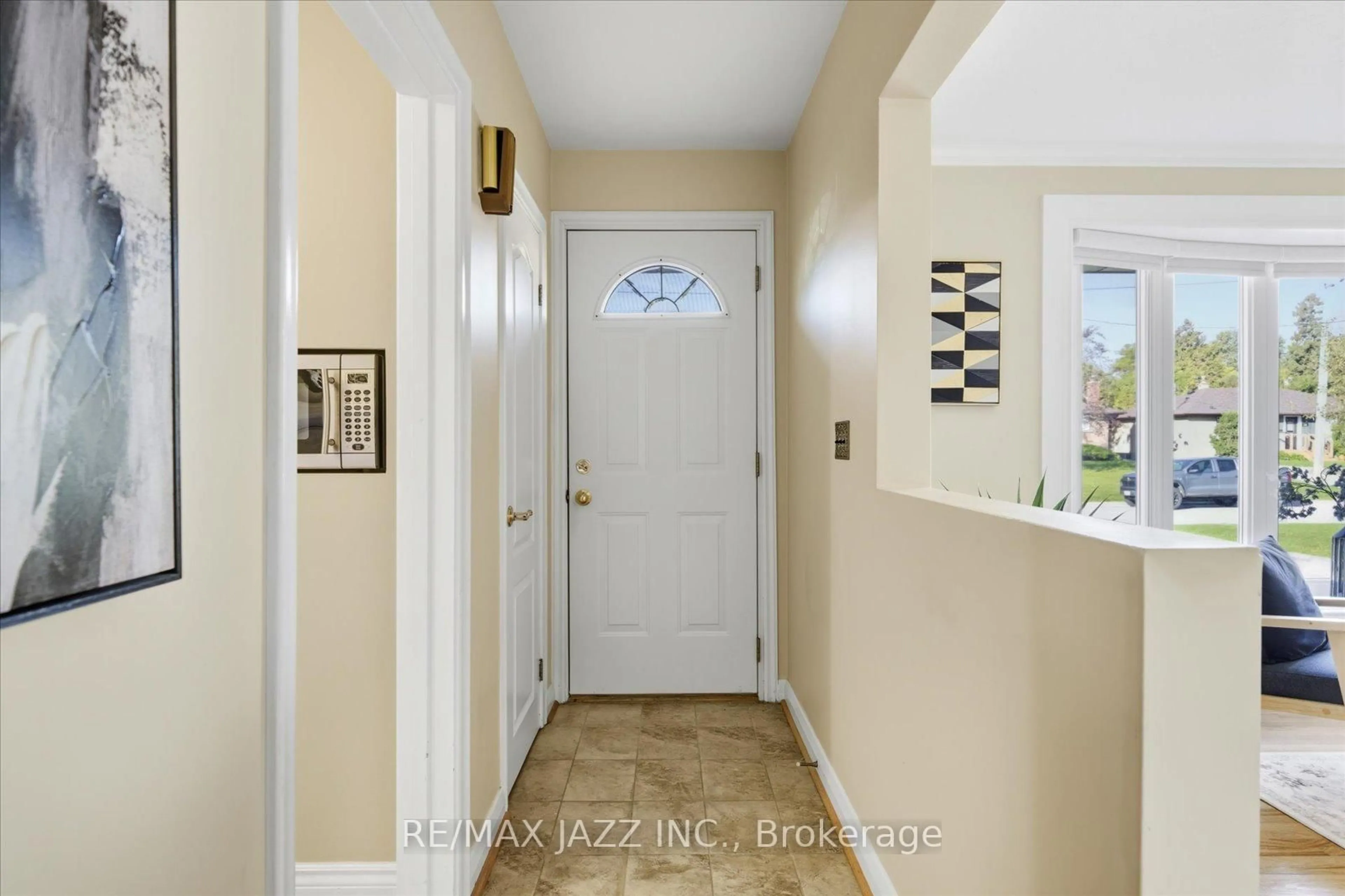 Indoor entryway for 415 Fairlawn St, Oshawa Ontario L1J 4R5