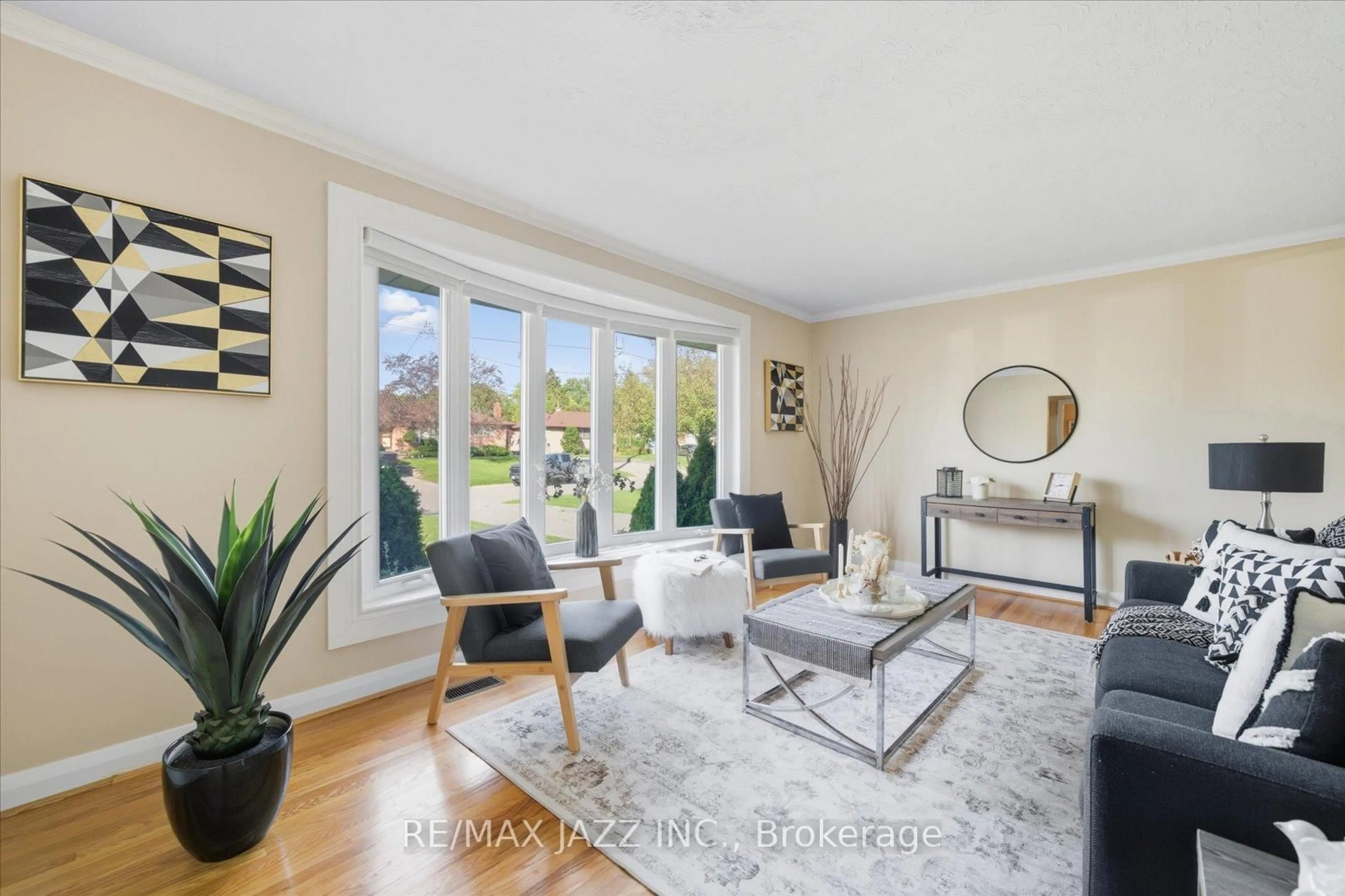 Living room with furniture, unknown for 415 Fairlawn St, Oshawa Ontario L1J 4R5