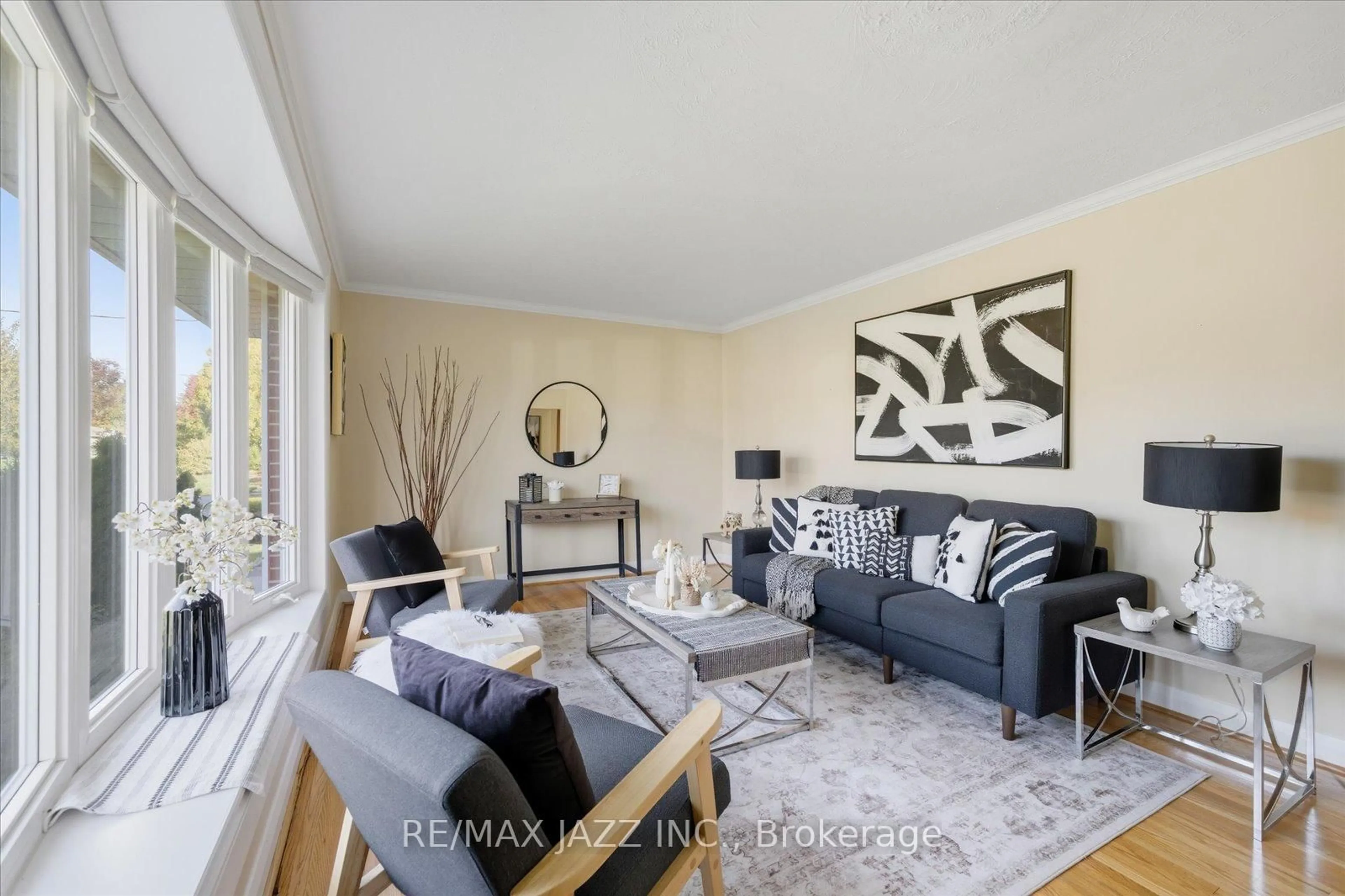 Living room with furniture, unknown for 415 Fairlawn St, Oshawa Ontario L1J 4R5