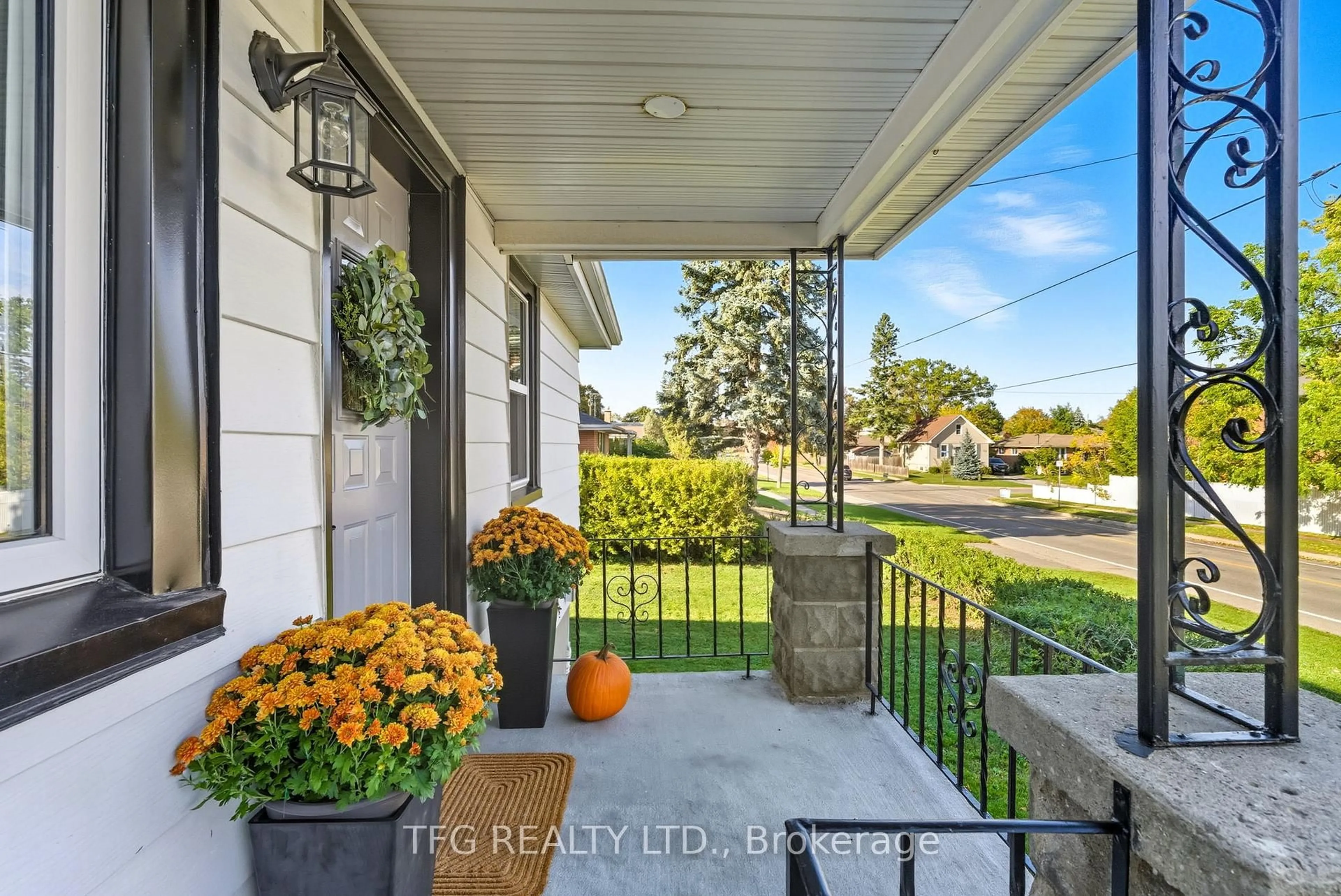 Indoor entryway for 1120 Somerville St, Oshawa Ontario L1G 4K5