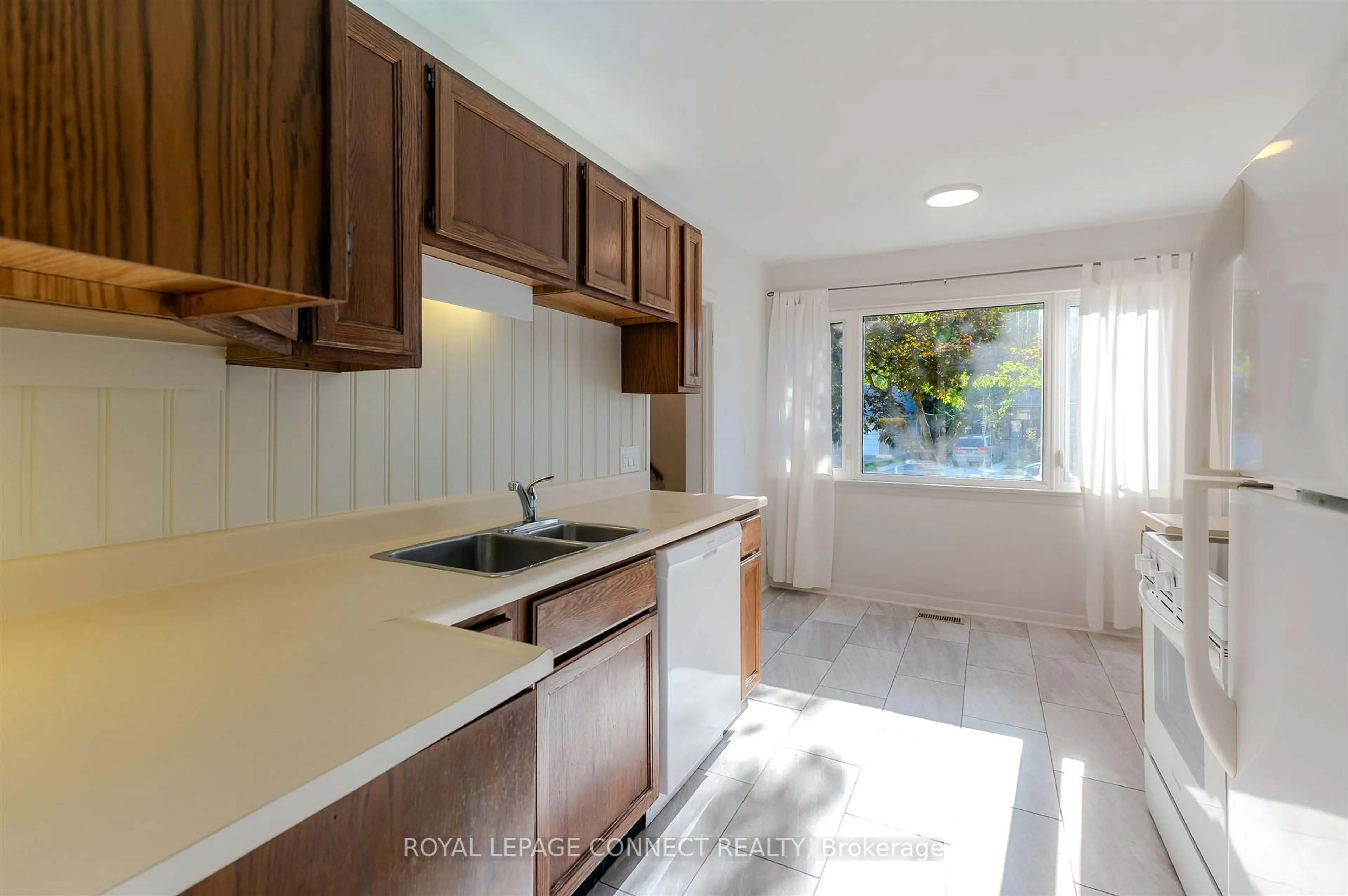 Standard kitchen, ceramic/tile floor for 66 Painted Post Dr, Toronto Ontario M1H 1T2
