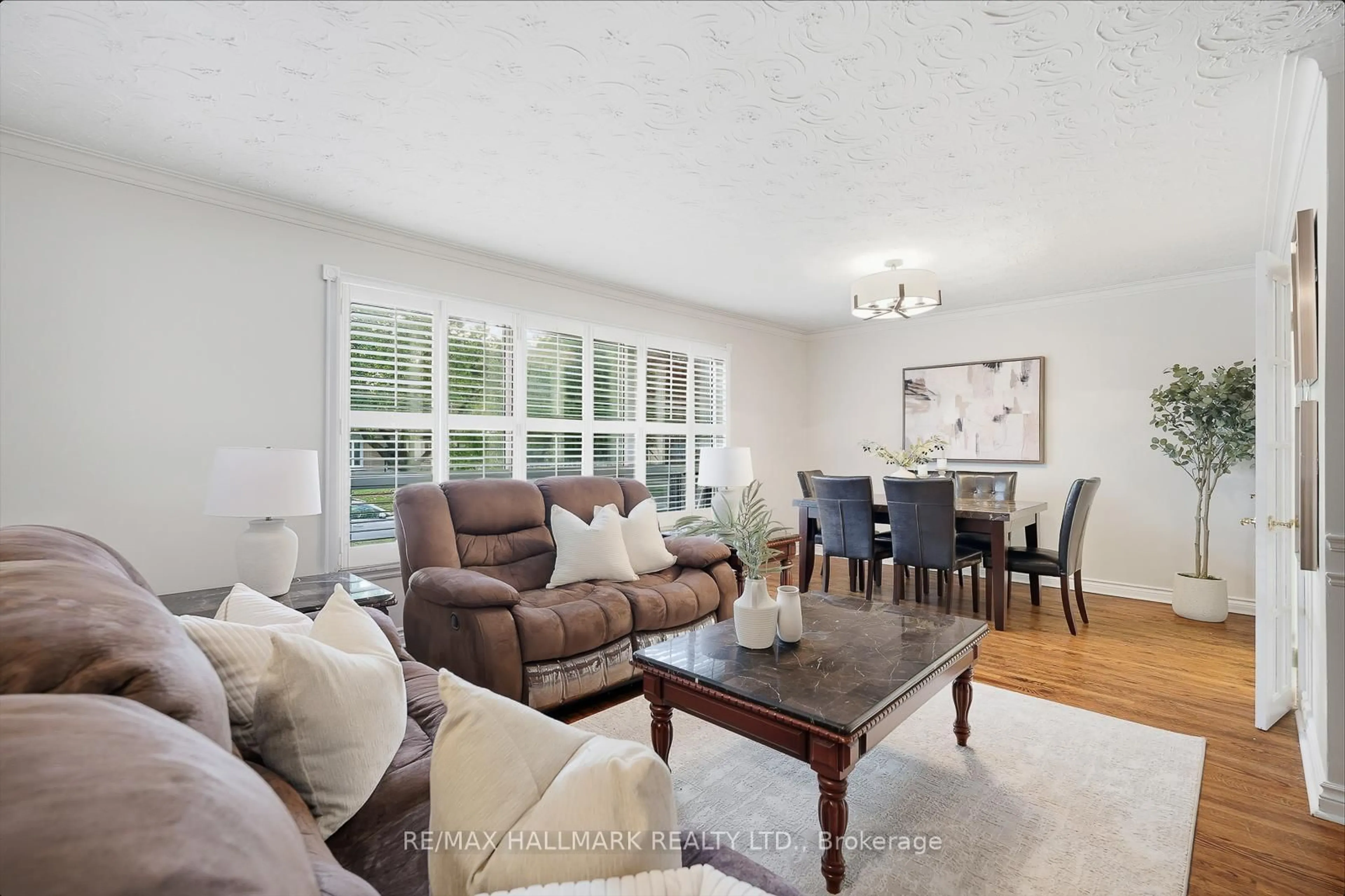 Living room with furniture, unknown for 257 Chine Dr, Toronto Ontario M1M 2L4